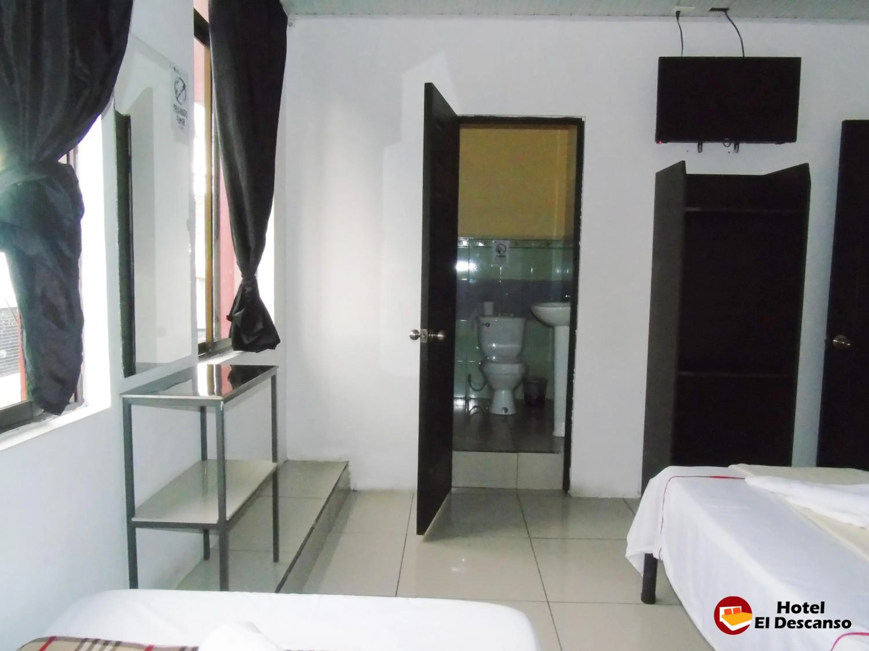 Bathroom, Bed in Hotel El Descanso