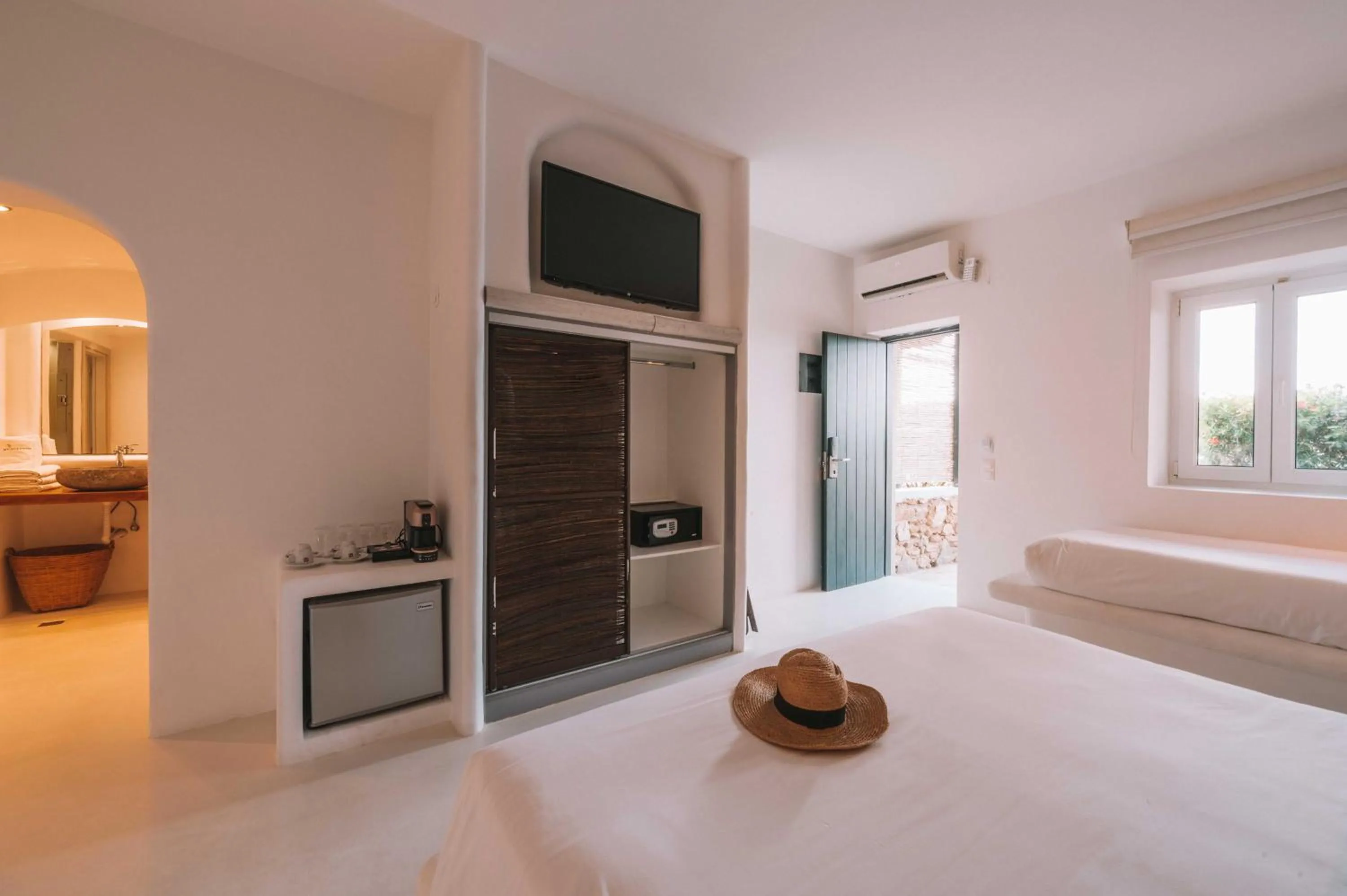 safe, Bed in My Mykonos Hotel