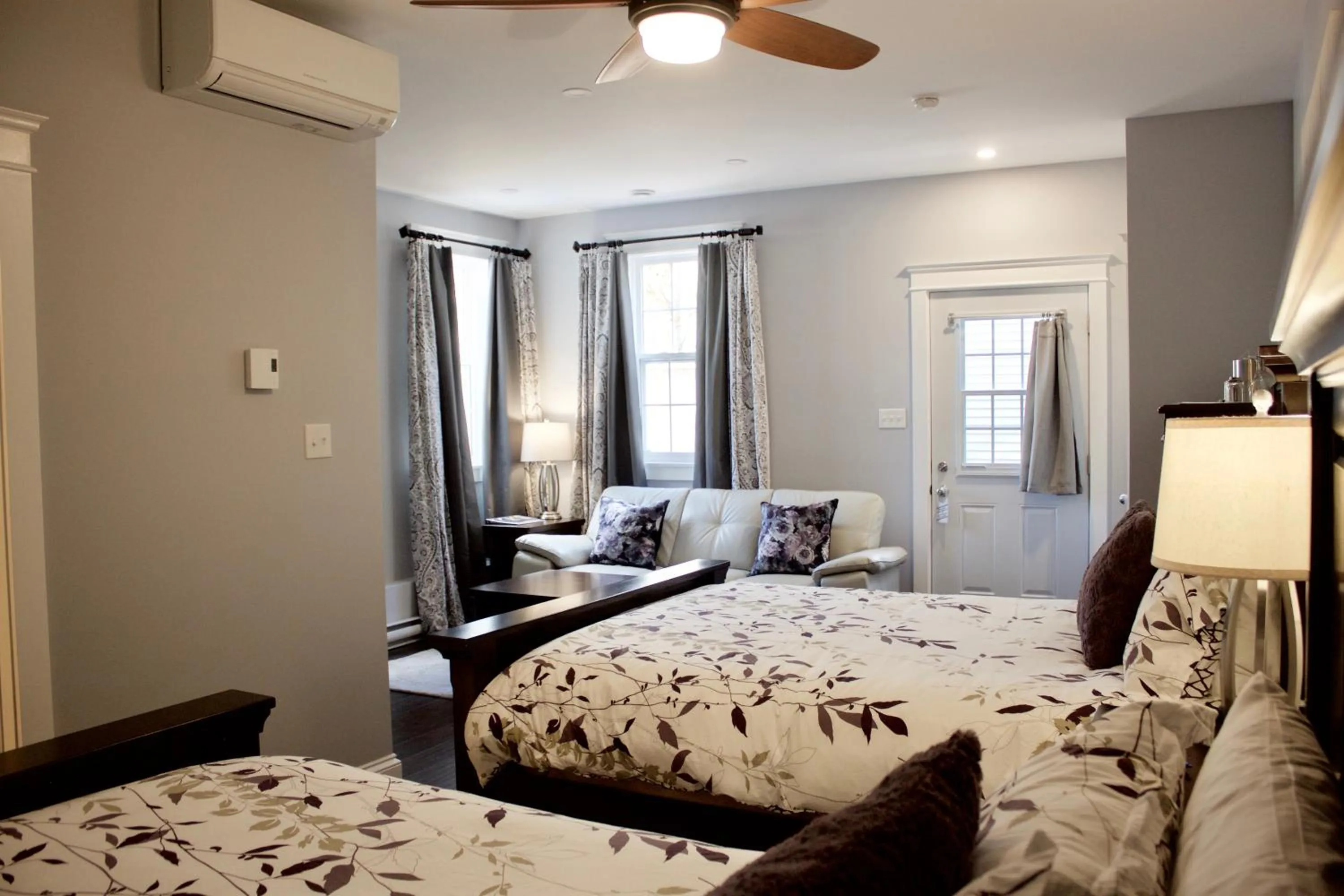 Seating area, Bed in Tattingstone Inn