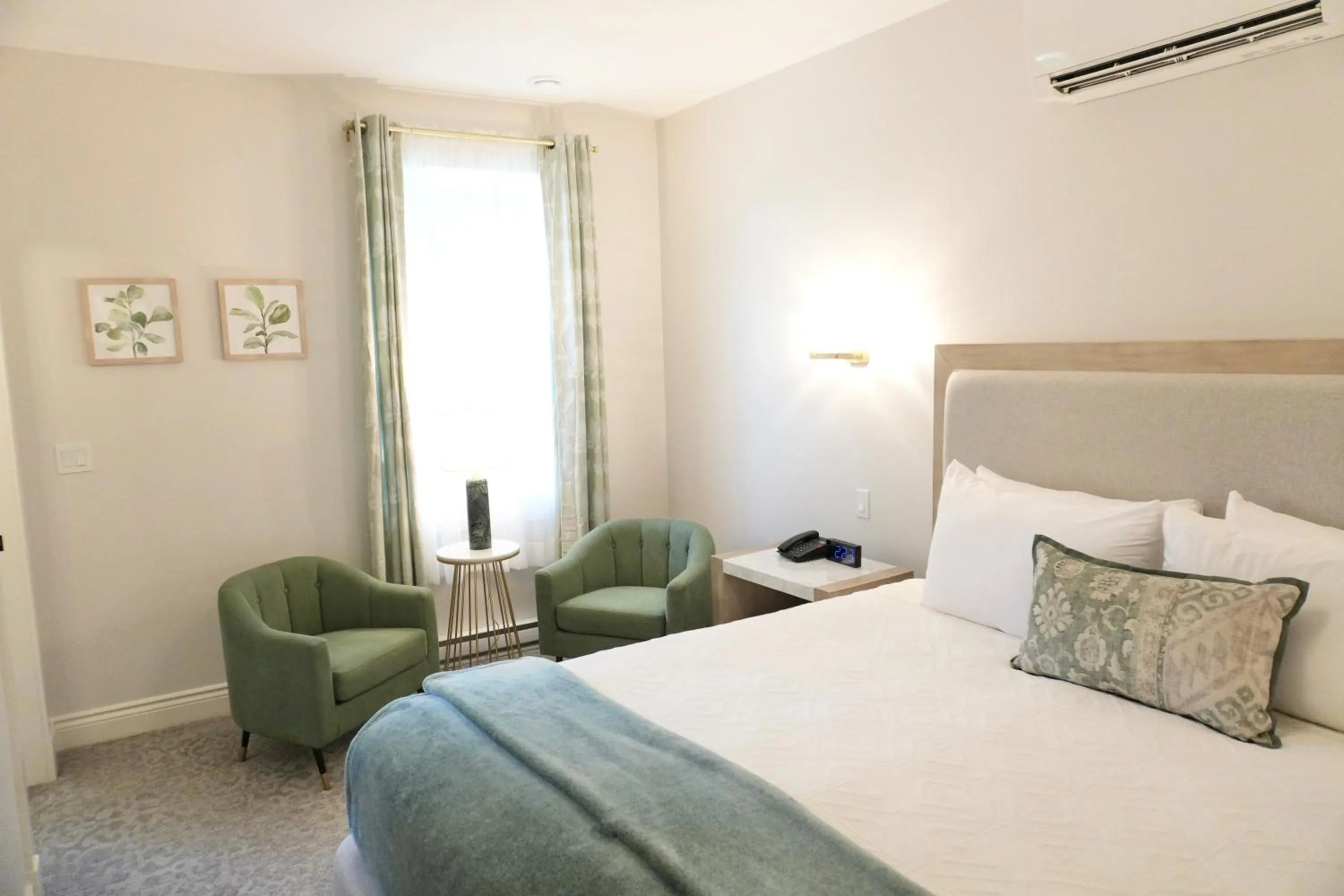 Seating area, Bed in Tattingstone Inn