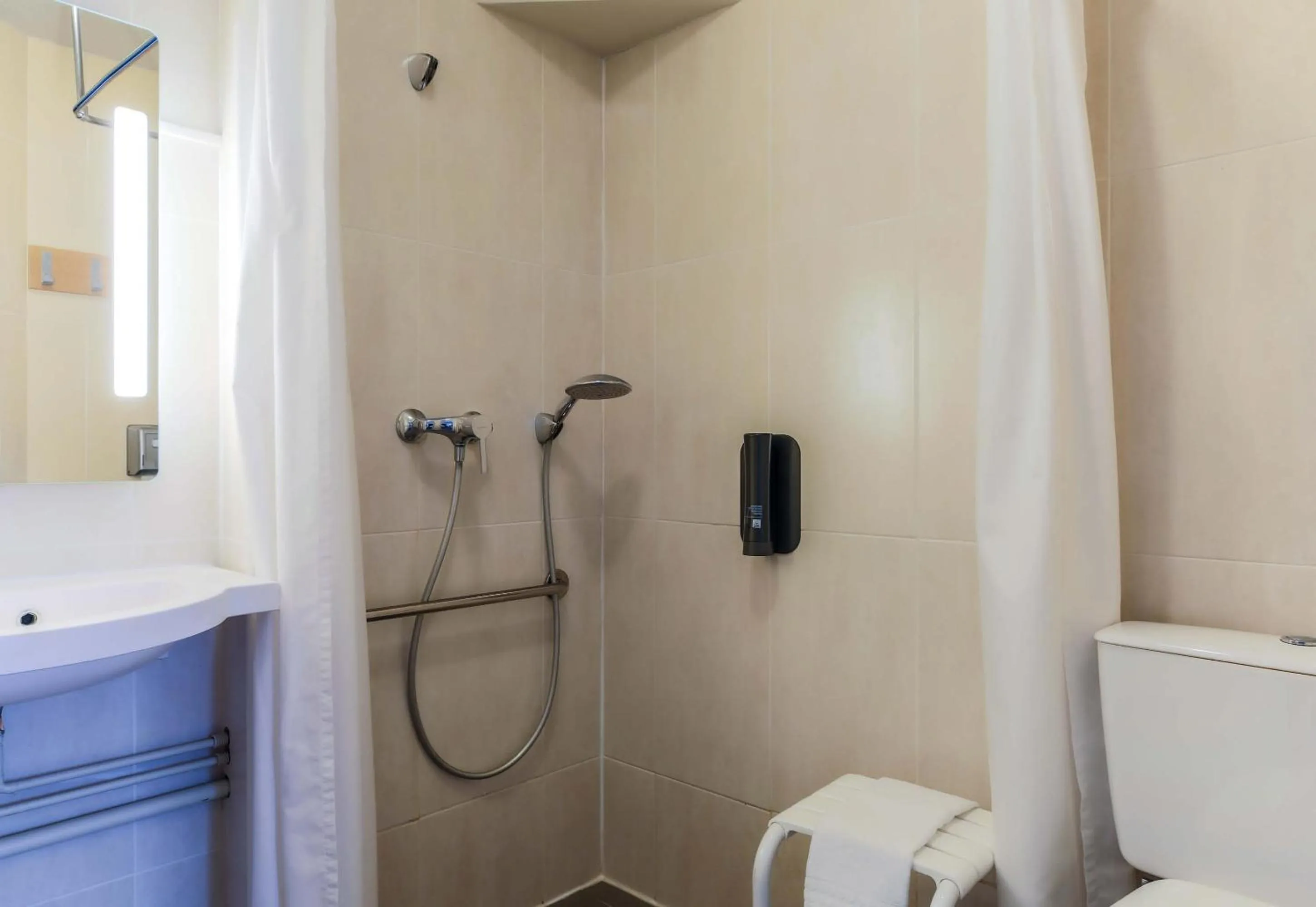 Bathroom in B&B HOTEL Nancy Laxou Zenith