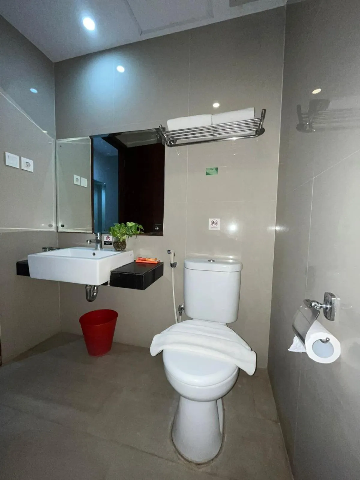 Toilet in Urban Style Hotel Lampung, Azana Hotels Collection