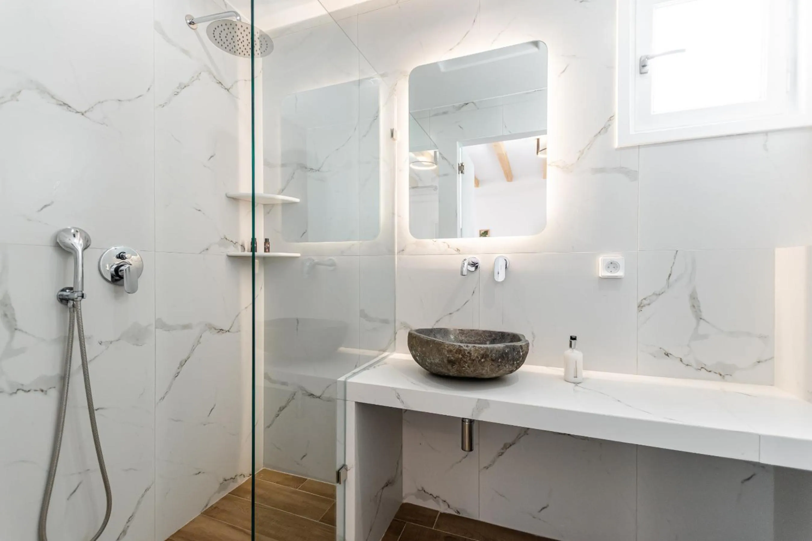 Birikos Hotel & Suites