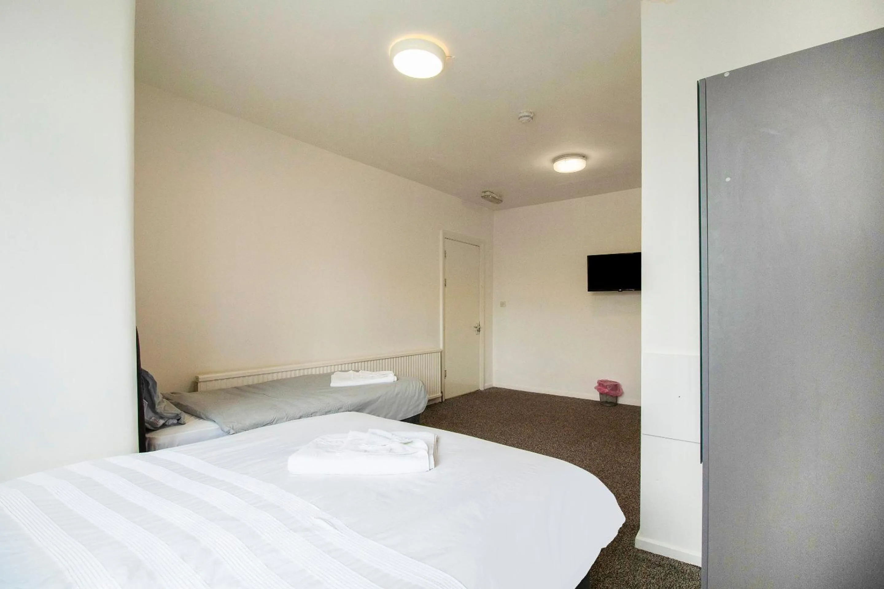 Bathroom, Bed in The Longlands Hotel