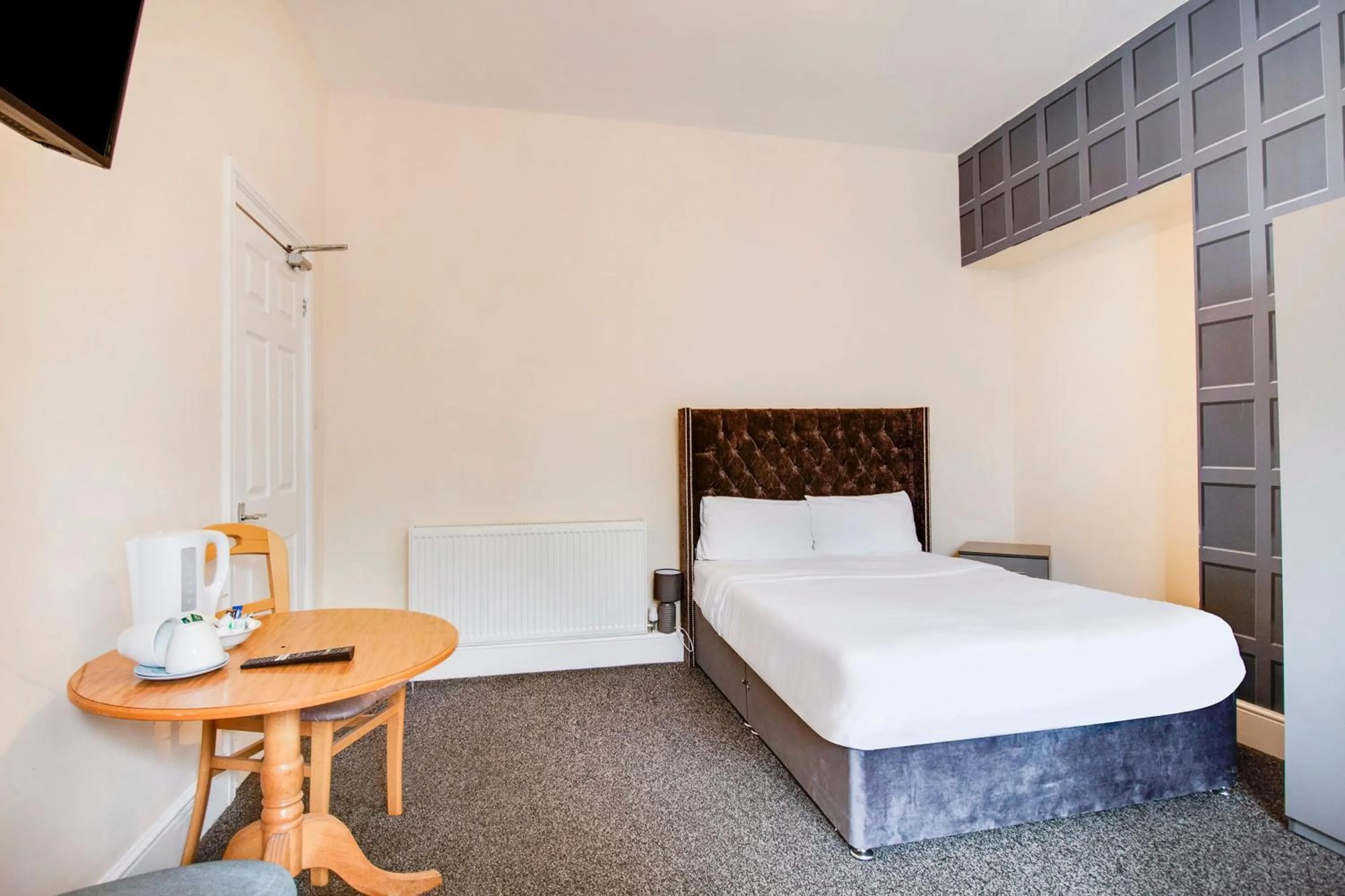 Bedroom, Bed in The Longlands Hotel