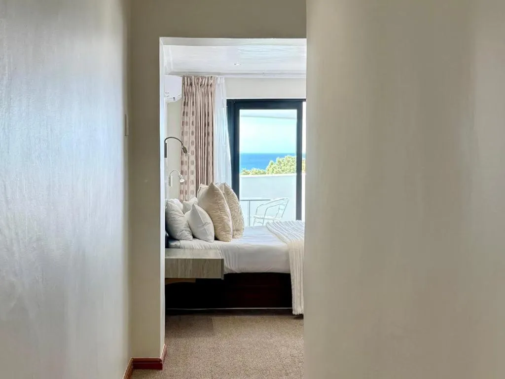 Facade/entrance, Bed in St Helena Bay Hotel