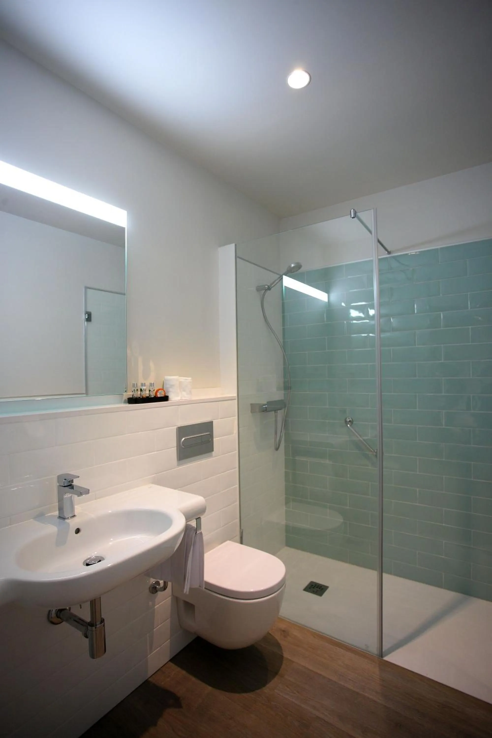 Shower in San Lorenzo Suites