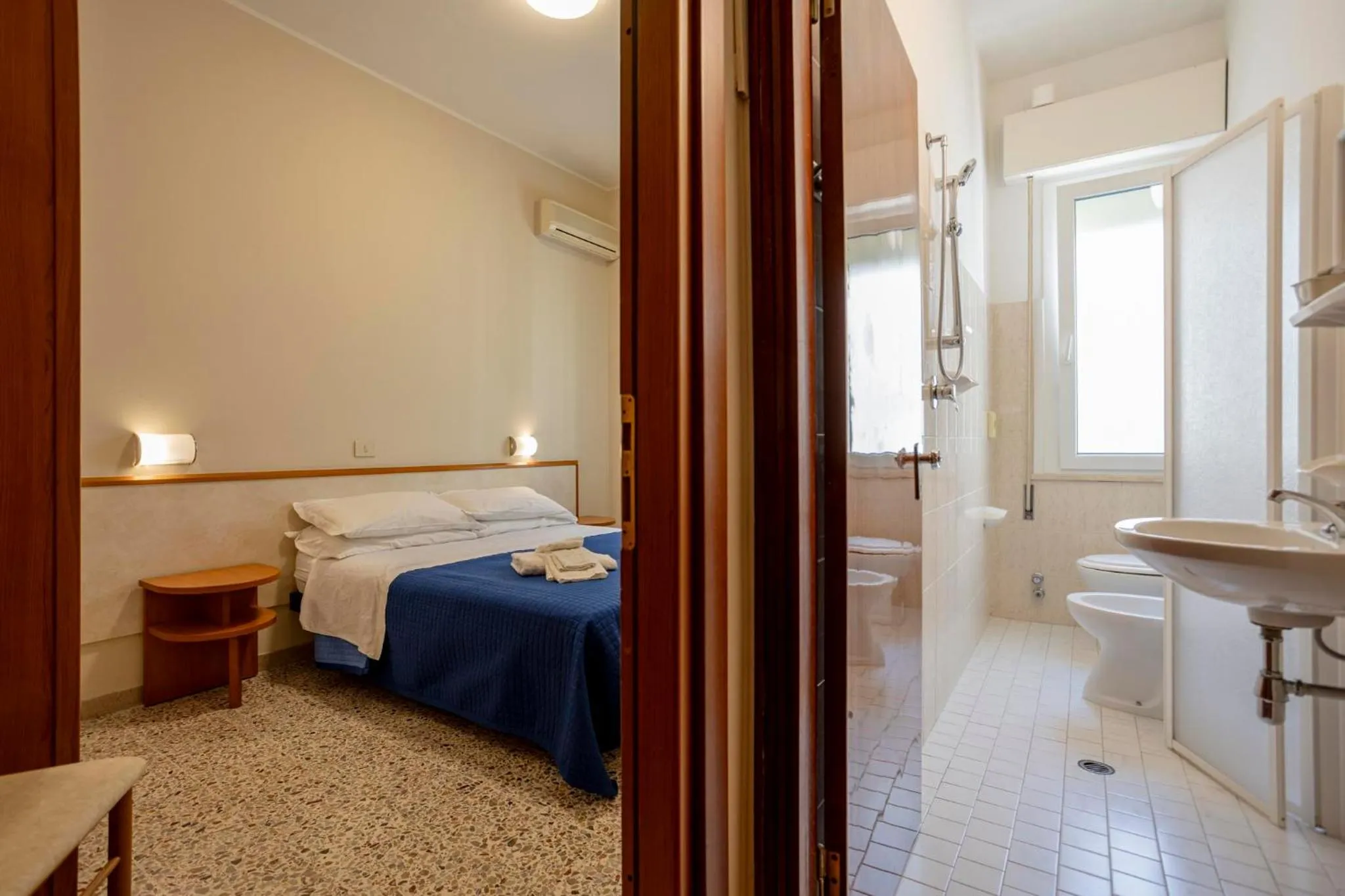 Shower, Bed in Hotel Stella Del Mare
