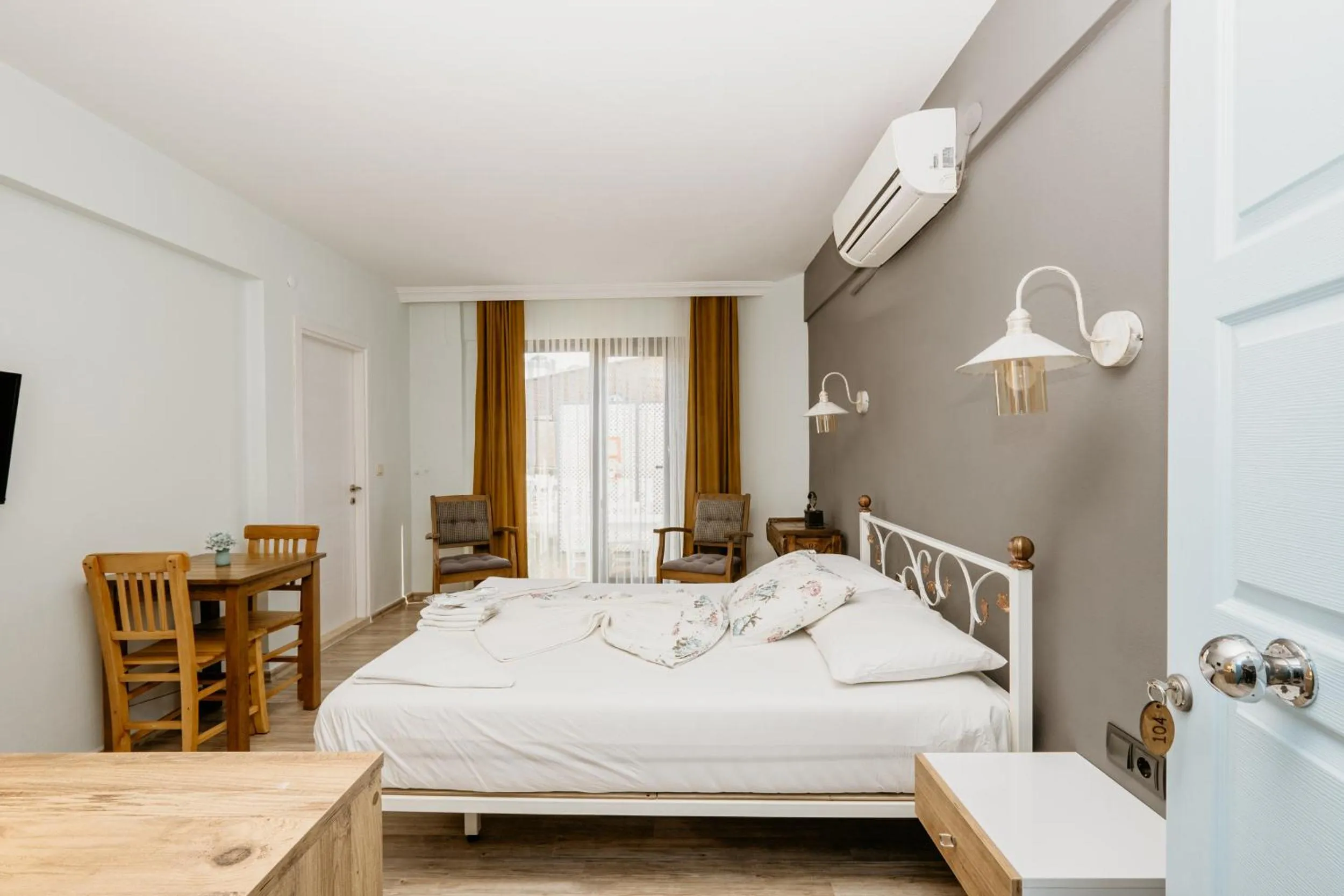 Photo of the whole room, Bed in Azra Apart & Otel