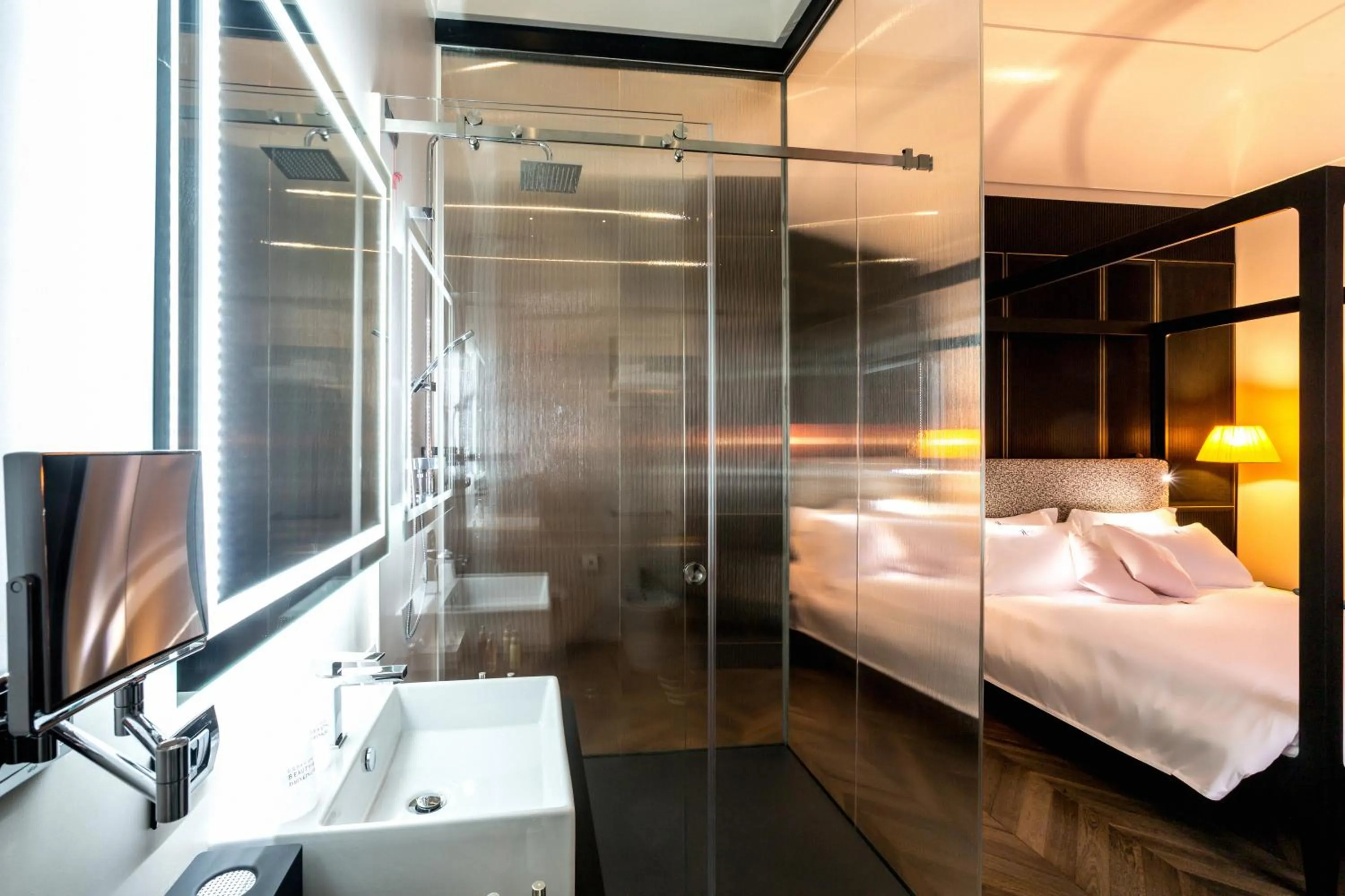 Shower, Bed in Hotel The Haven Roma