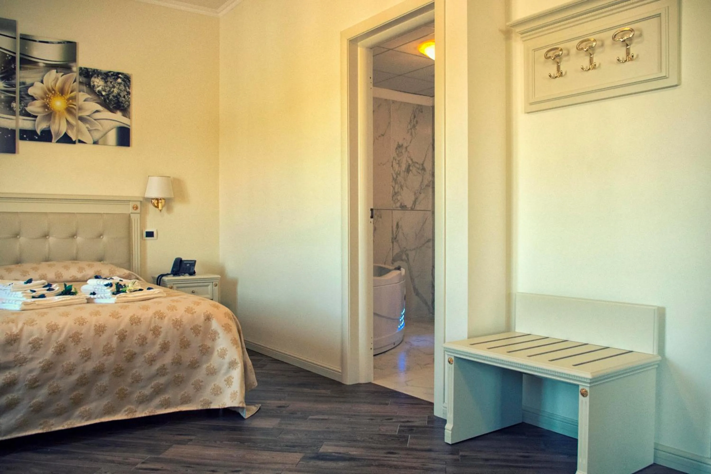 Bathroom, Bed in Best Western Hotel Colaiaco