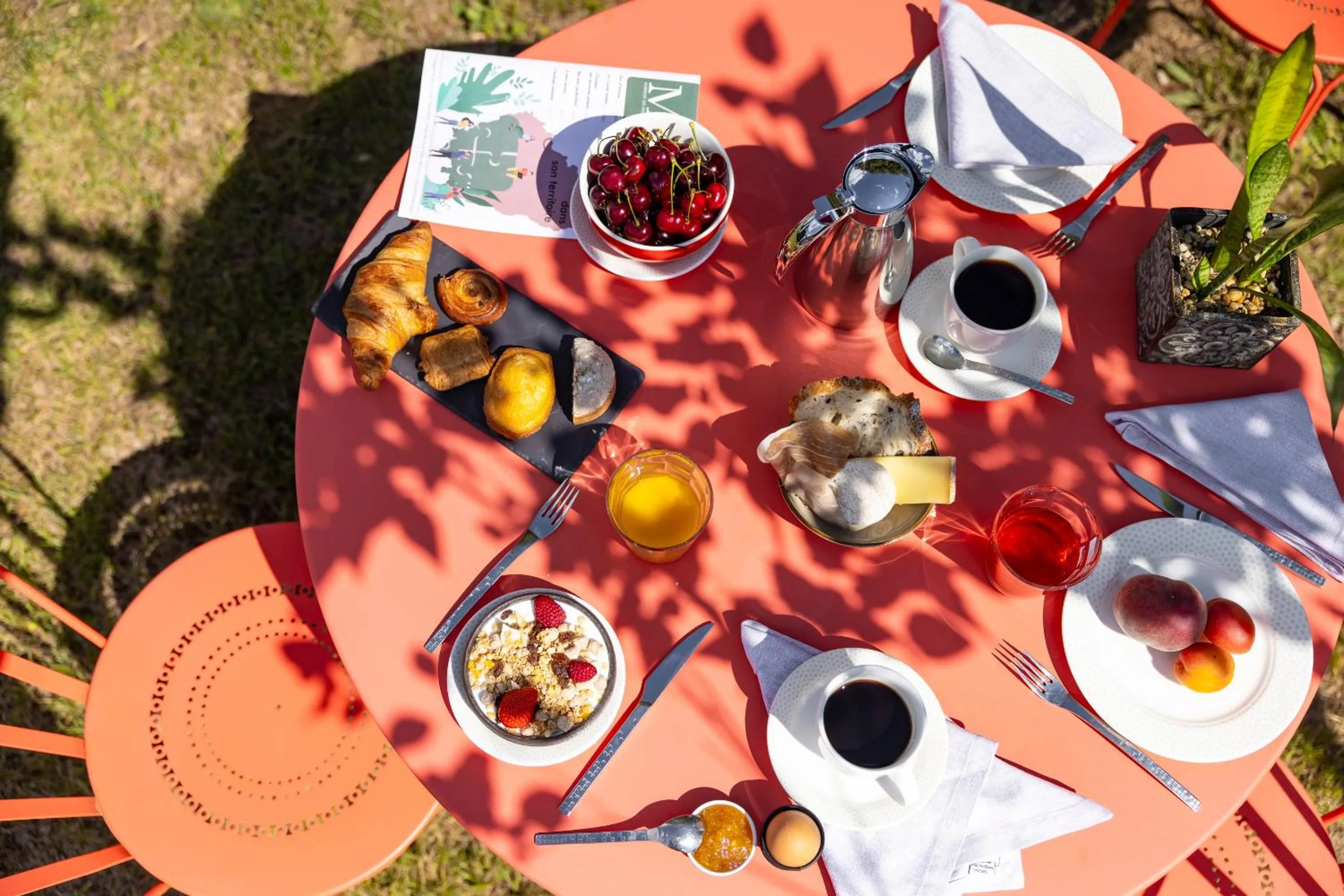 Food and drinks in Logis Auberge Les Murets Hotel Restaurant Spa