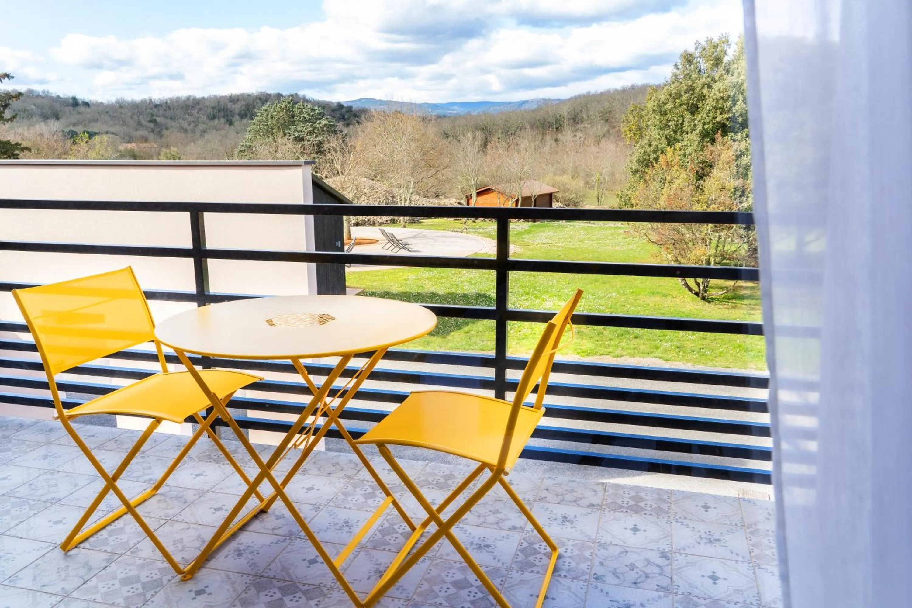 Patio in Logis Auberge Les Murets Hotel Restaurant Spa