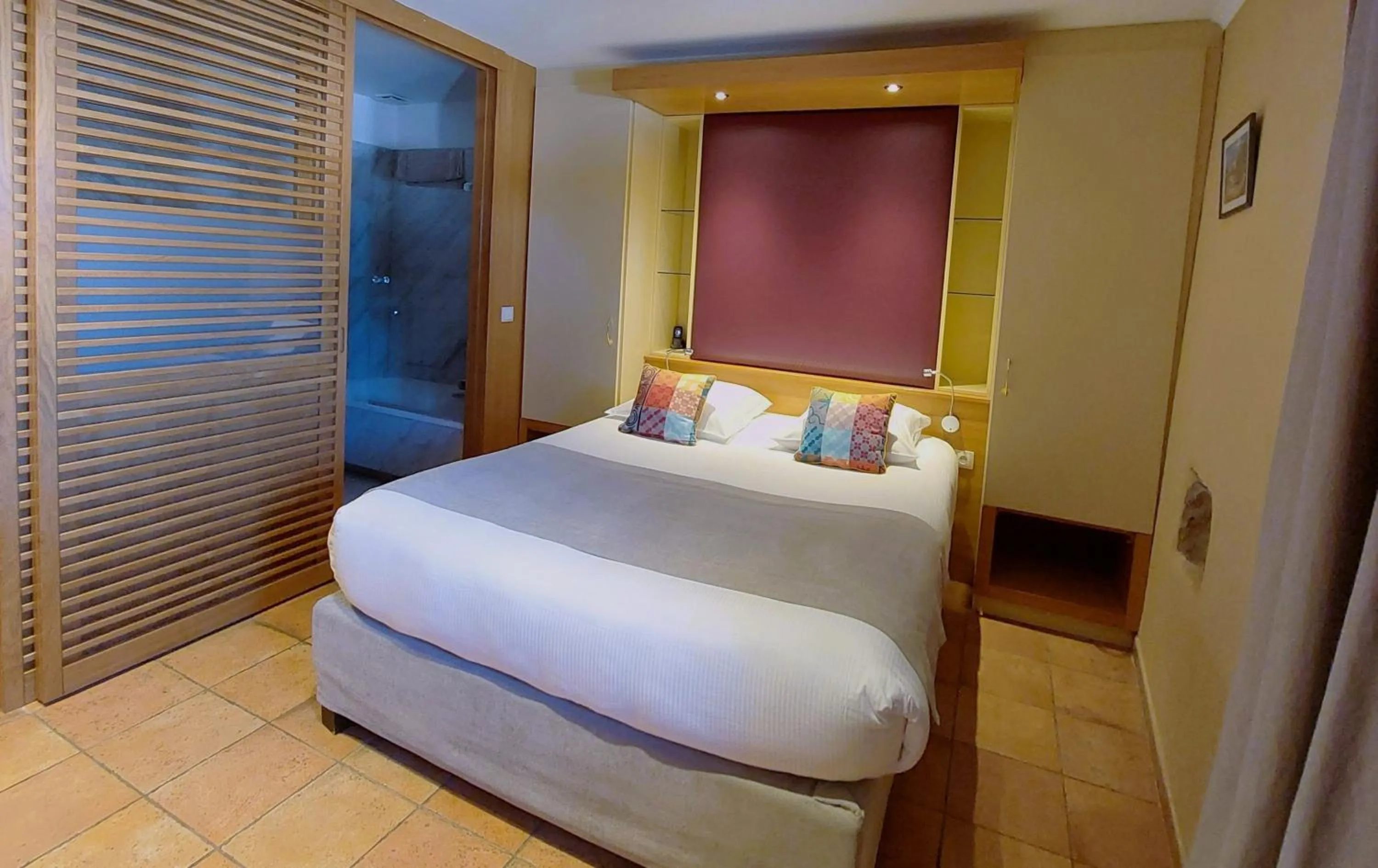 Toilet, Bed in Logis Auberge Les Murets Hotel Restaurant Spa