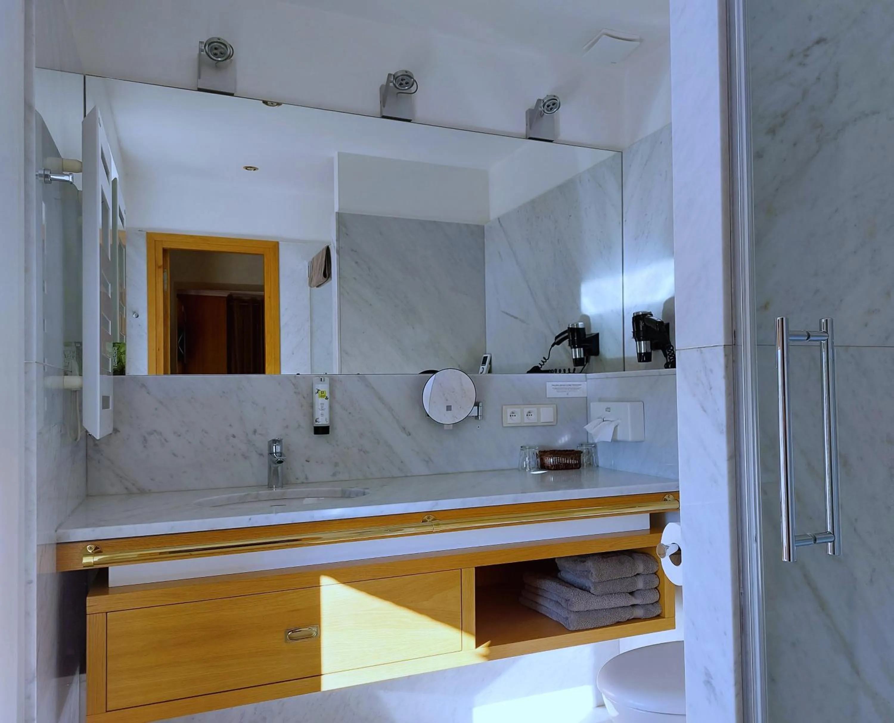 Shower in Logis Auberge Les Murets Hotel Restaurant Spa