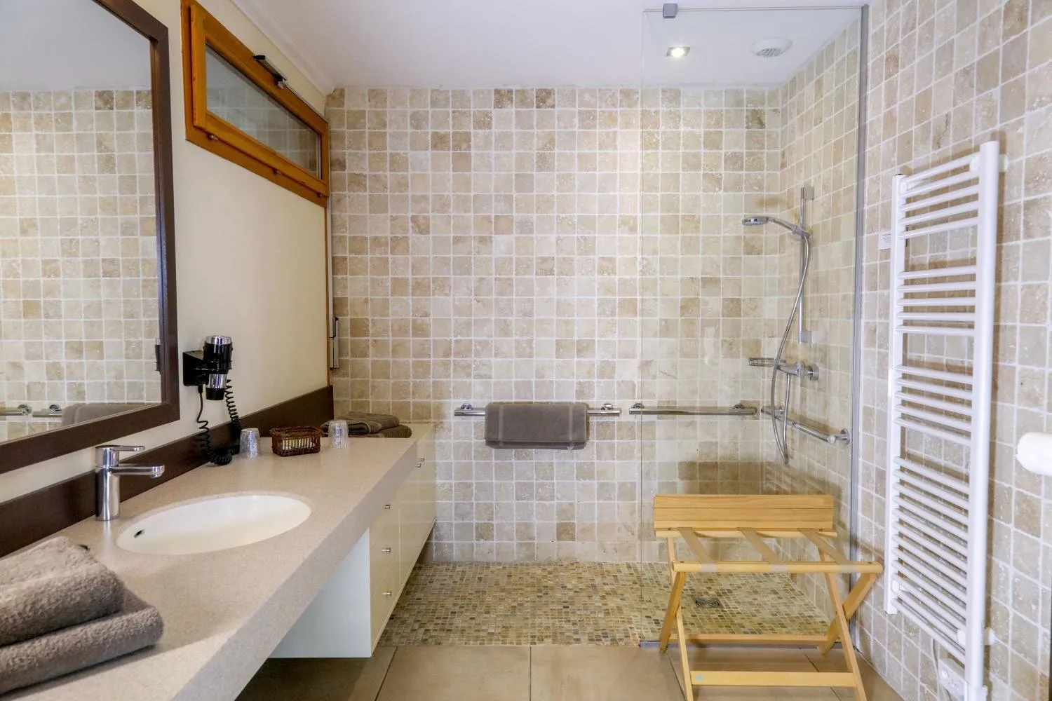 Shower in Logis Auberge Les Murets Hotel Restaurant Spa