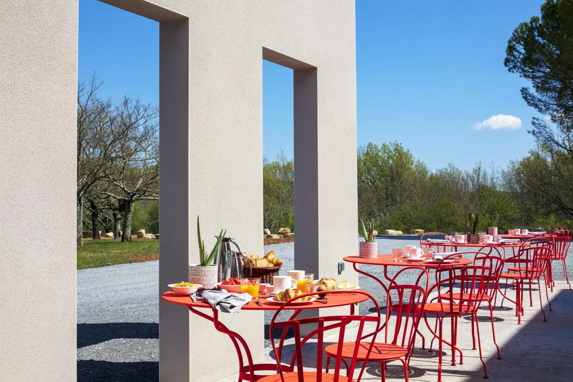 Patio in Logis Auberge Les Murets Hotel Restaurant Spa