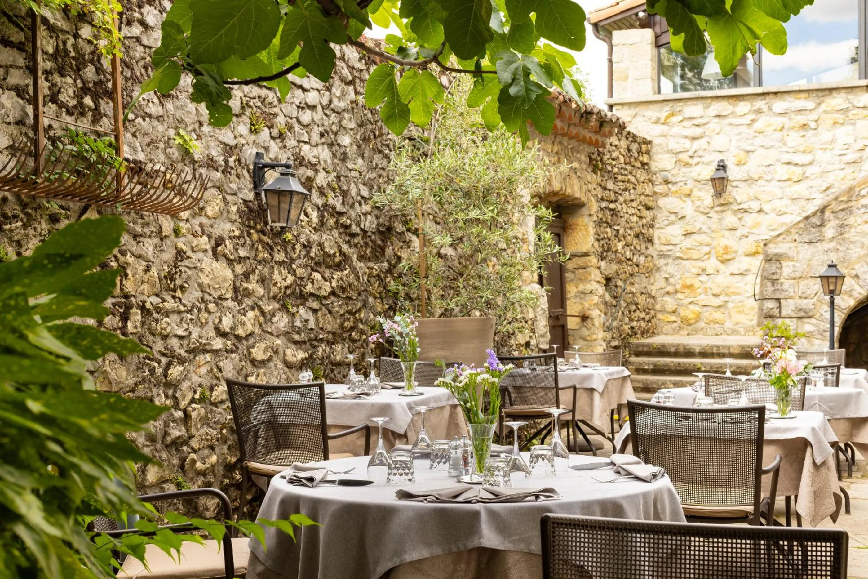 Patio in Logis Auberge Les Murets Hotel Restaurant Spa