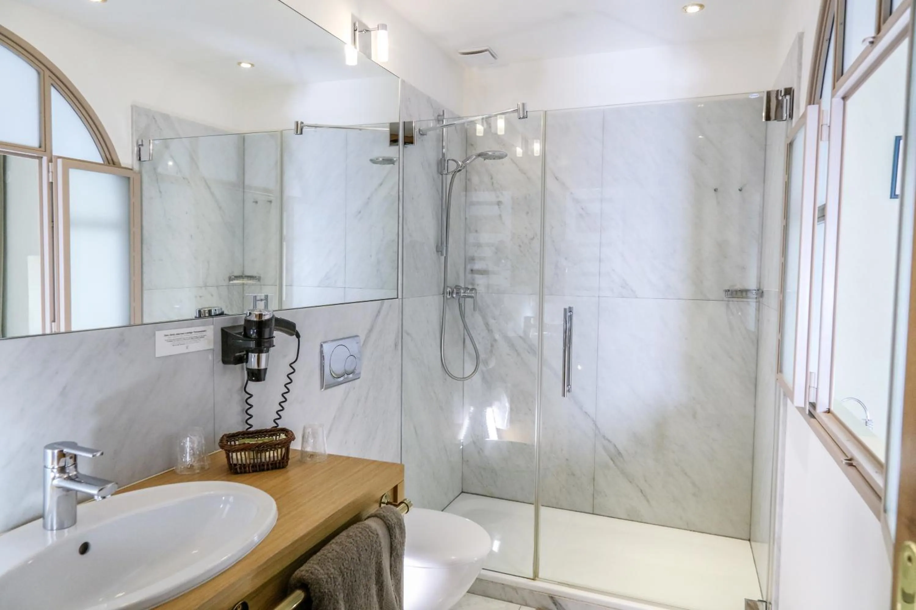 Shower in Logis Auberge Les Murets Hotel Restaurant Spa