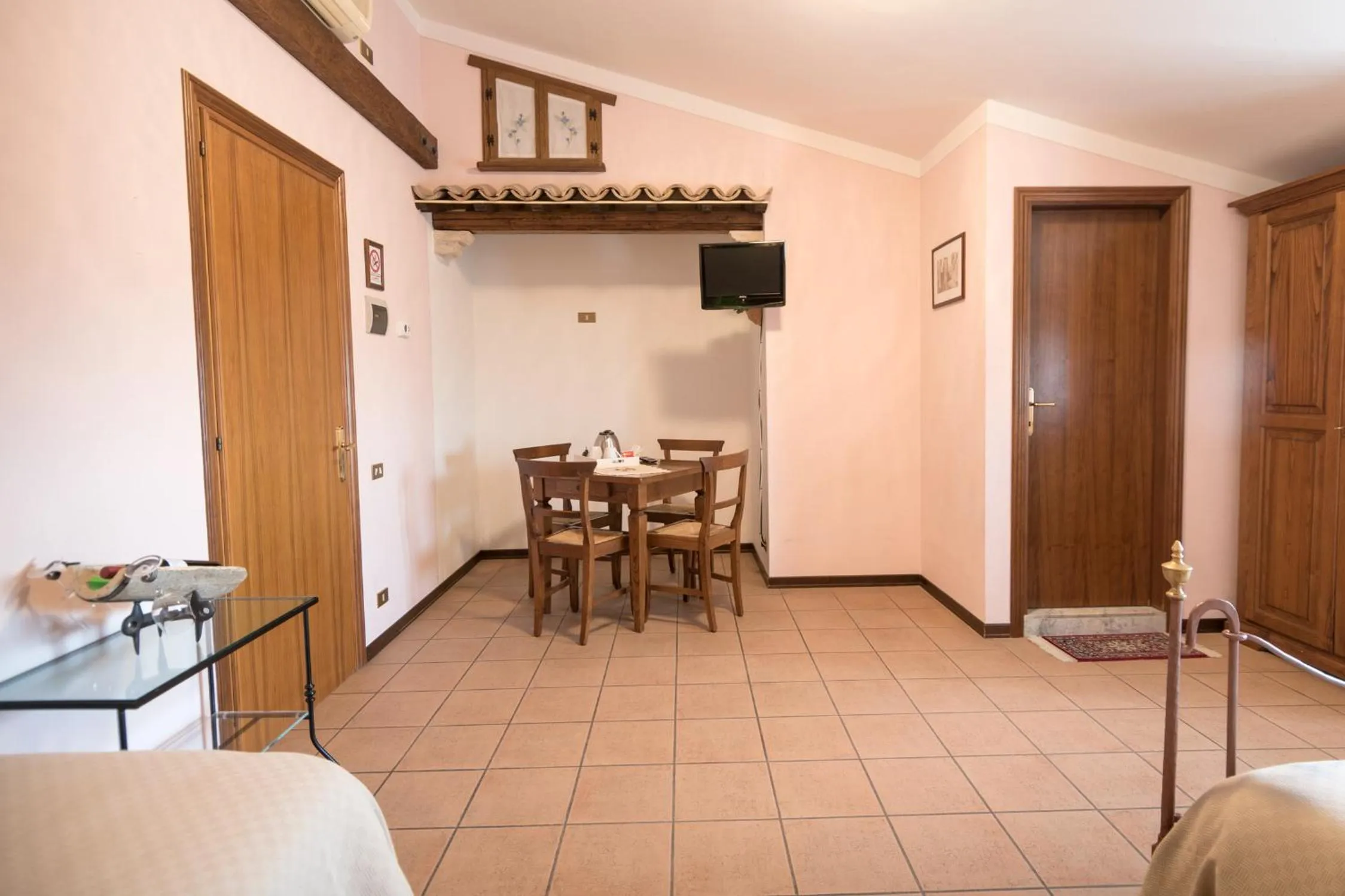 Photo of the whole room in La Piaggia