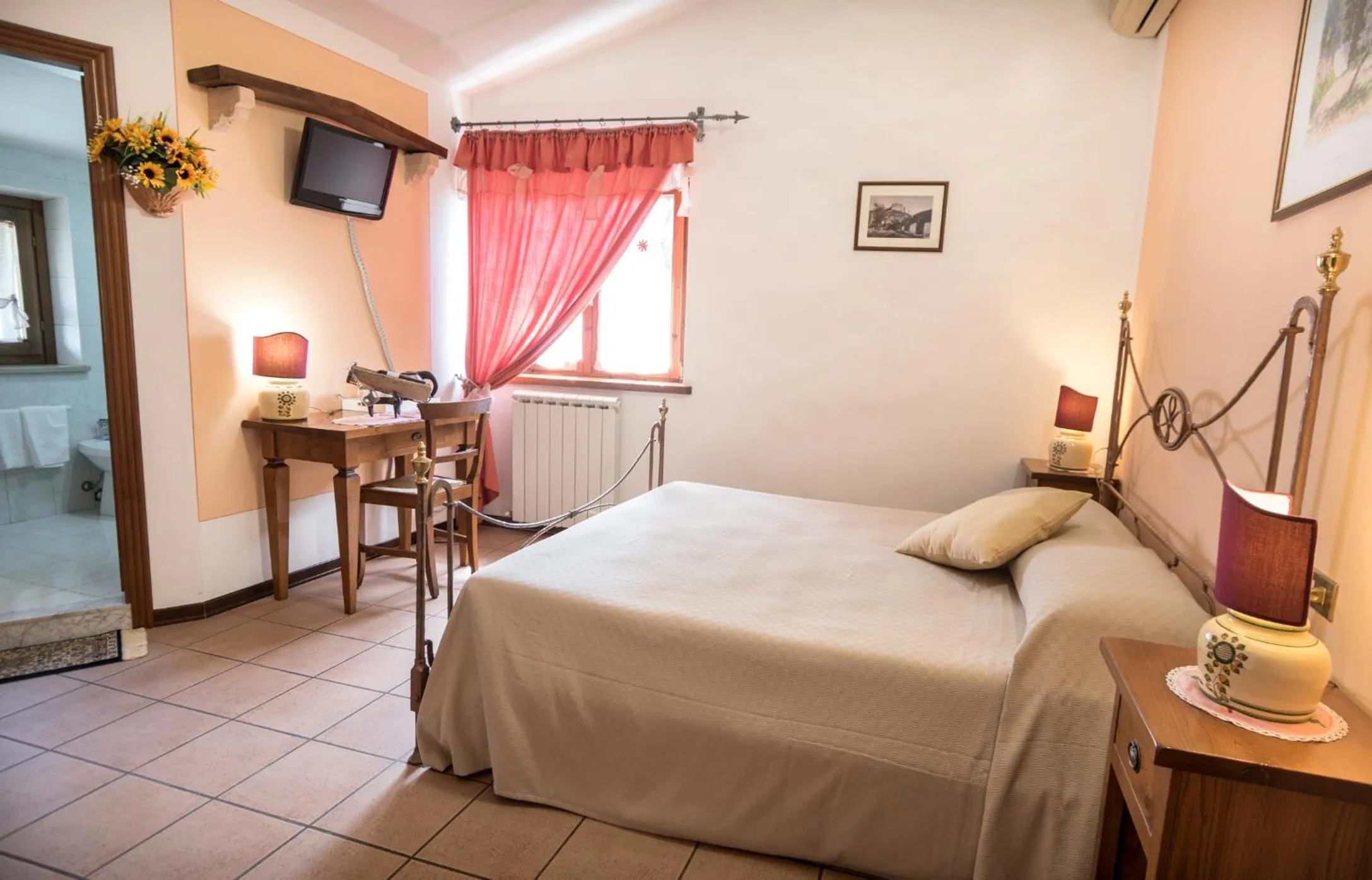 Photo of the whole room, Bed in La Piaggia