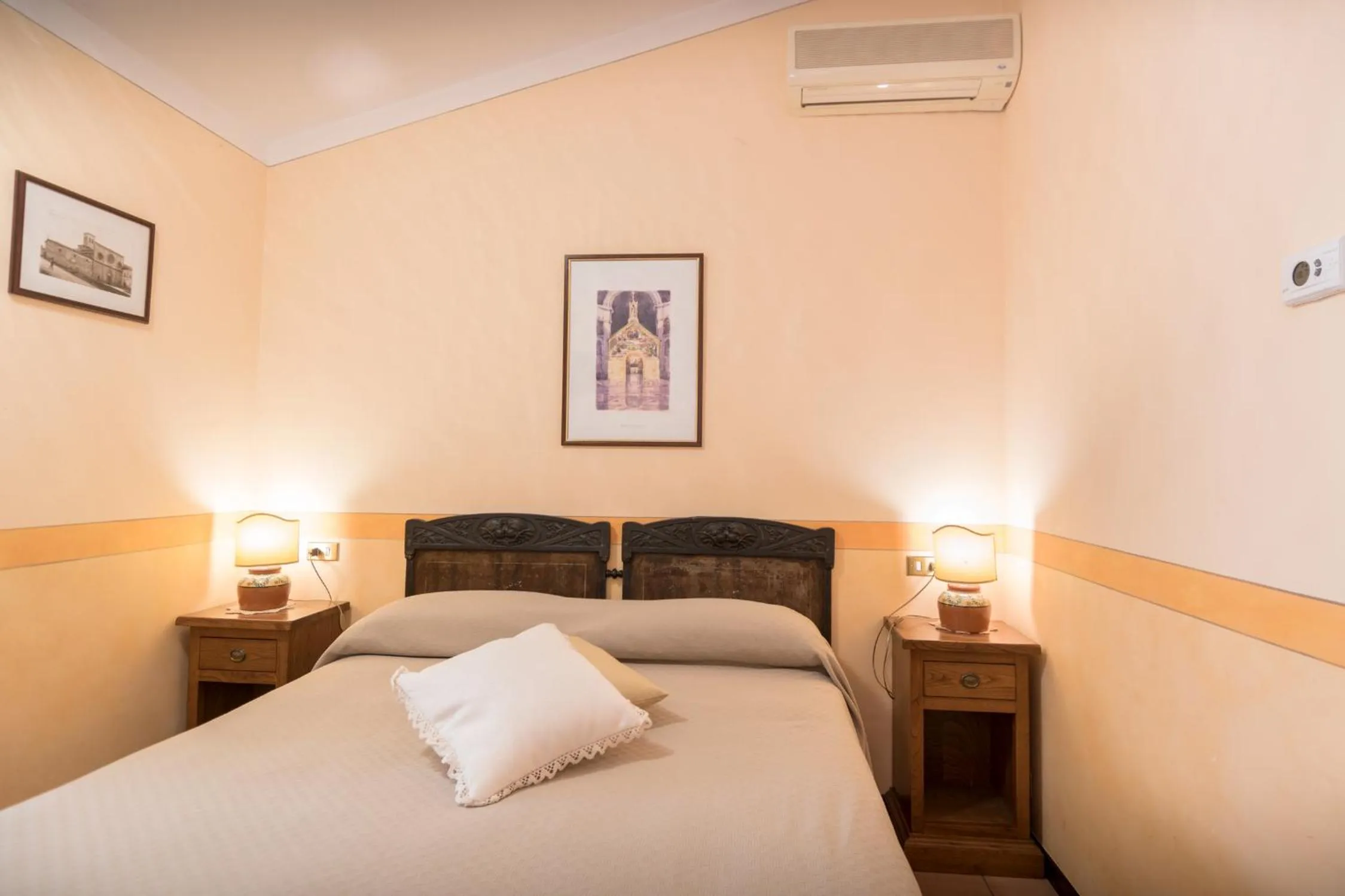 Photo of the whole room, Bed in La Piaggia