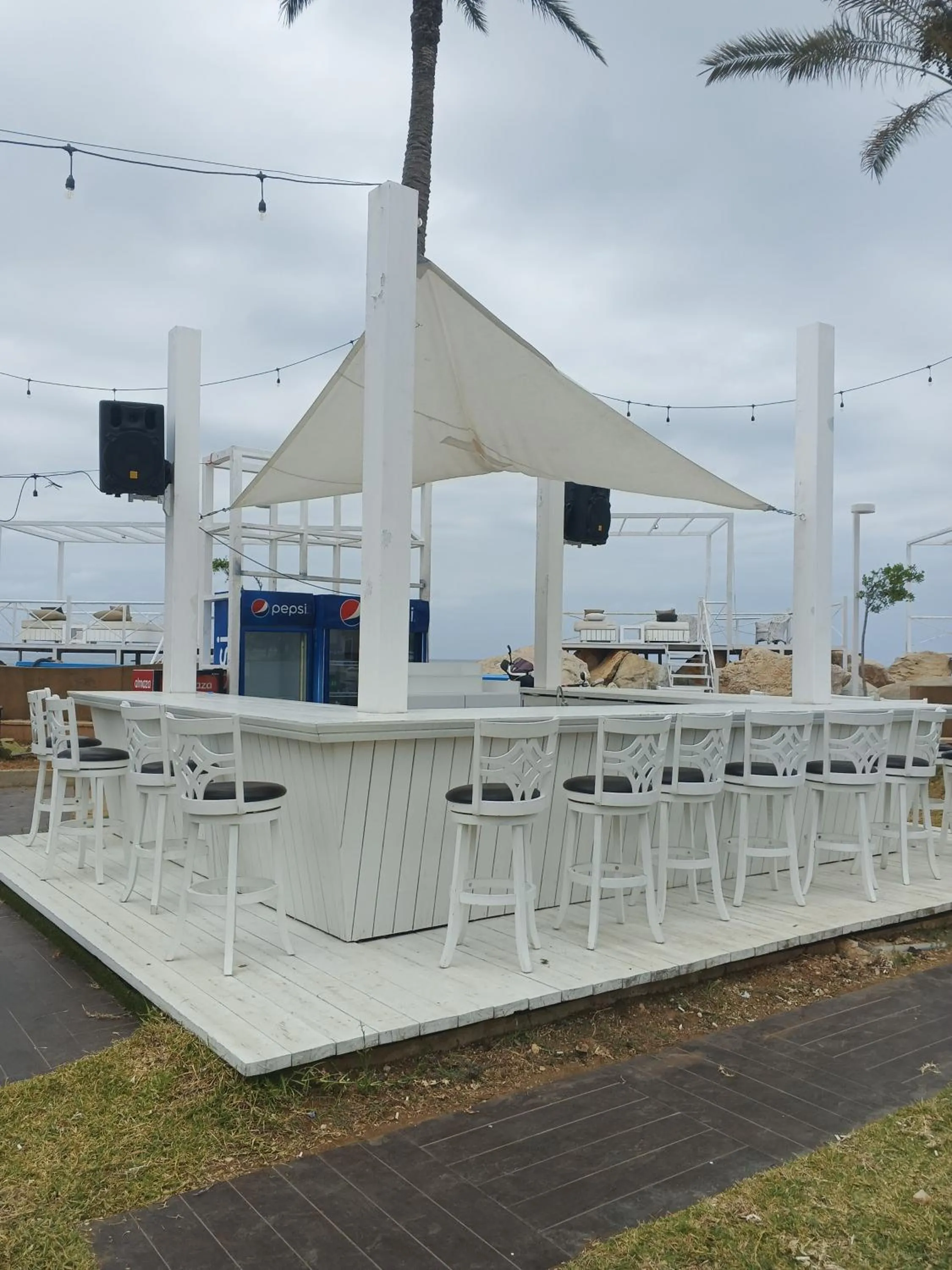 Restaurant/places to eat in Four Seasons Halat