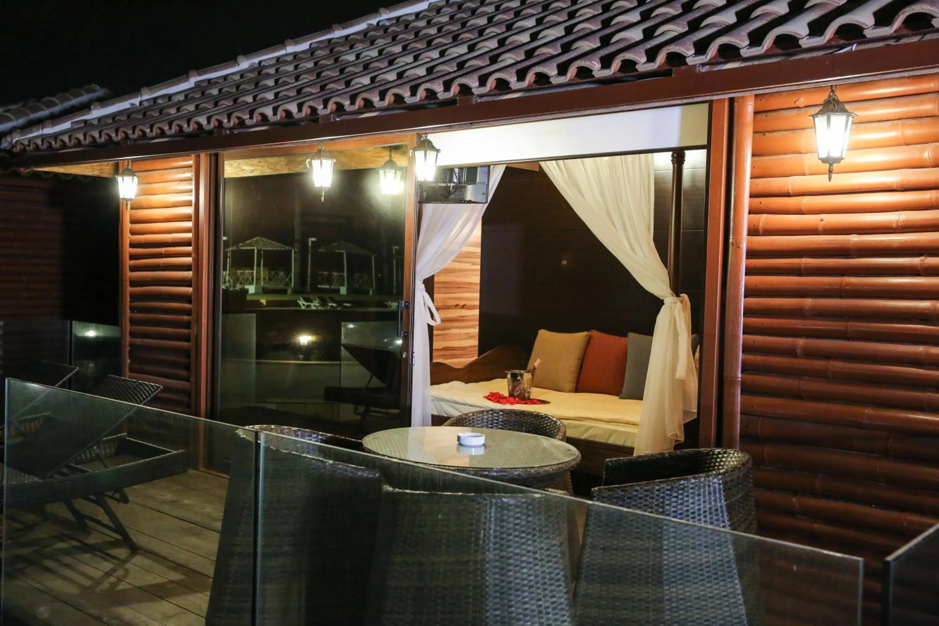 Night in Four Seasons Halat