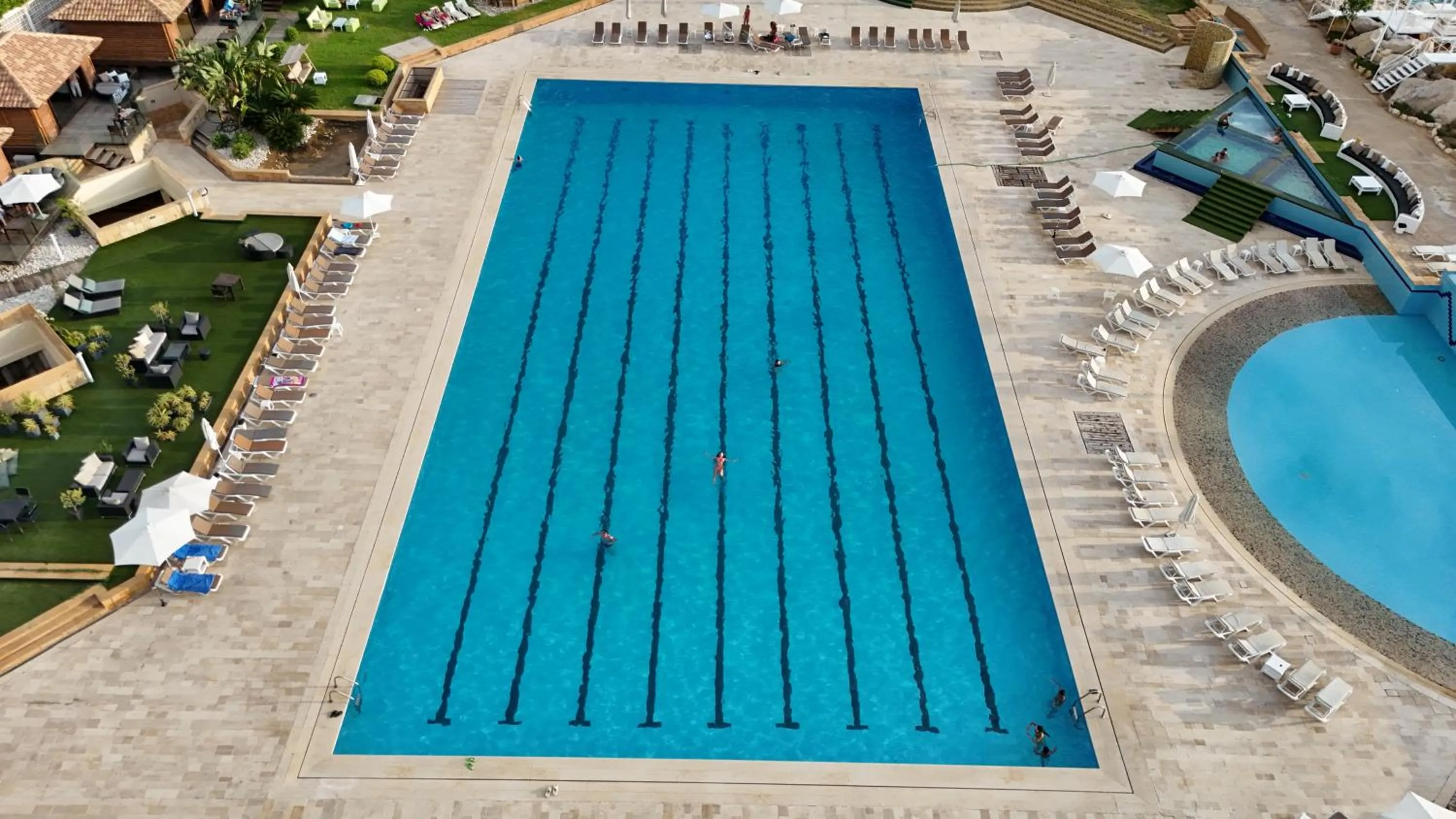 Swimming pool in Four Seasons Halat