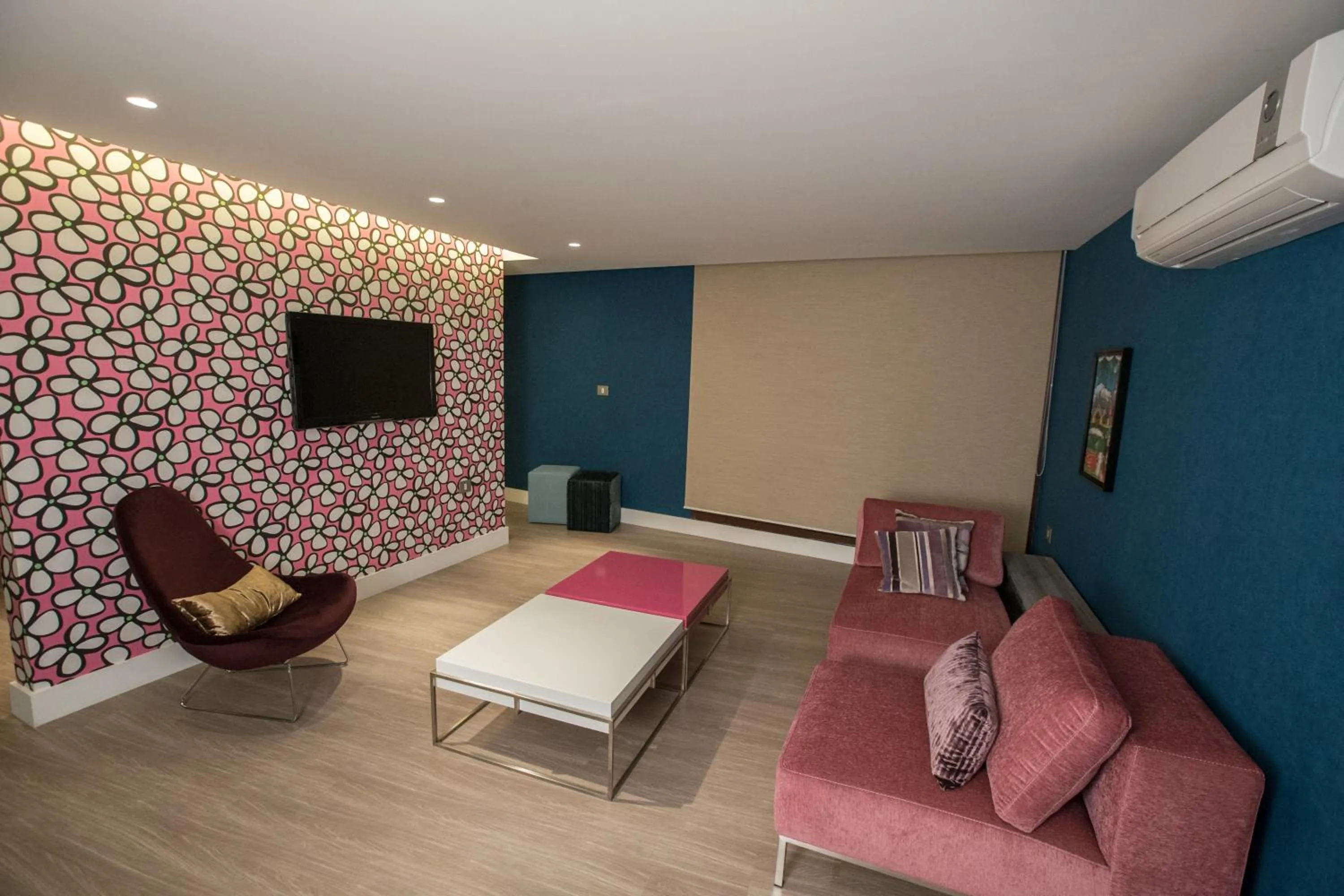 Seating area in Four Seasons Halat