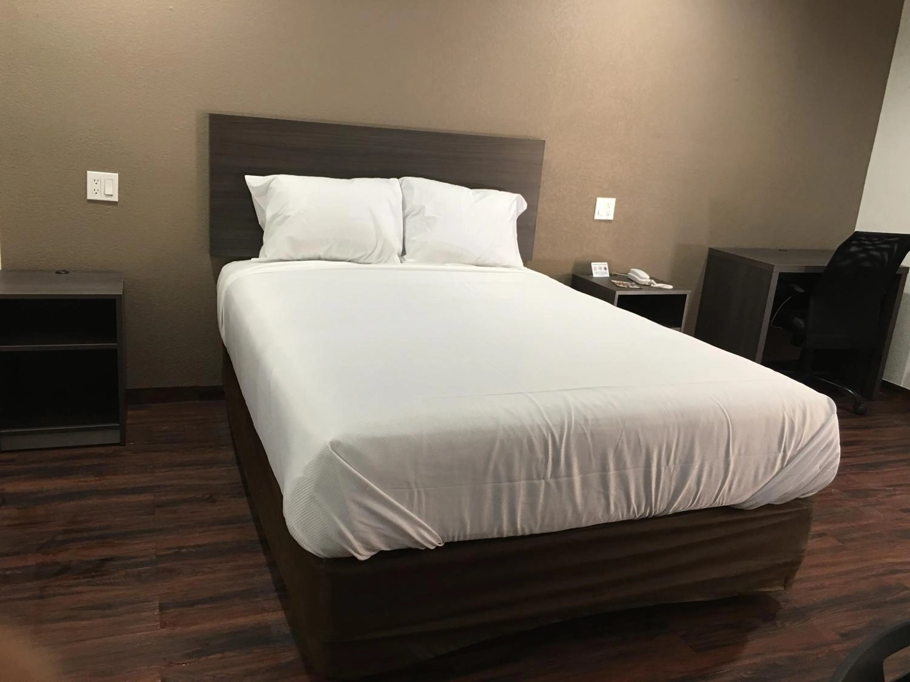 Bedroom, Bed in Baymont by Wyndham Bakersfield