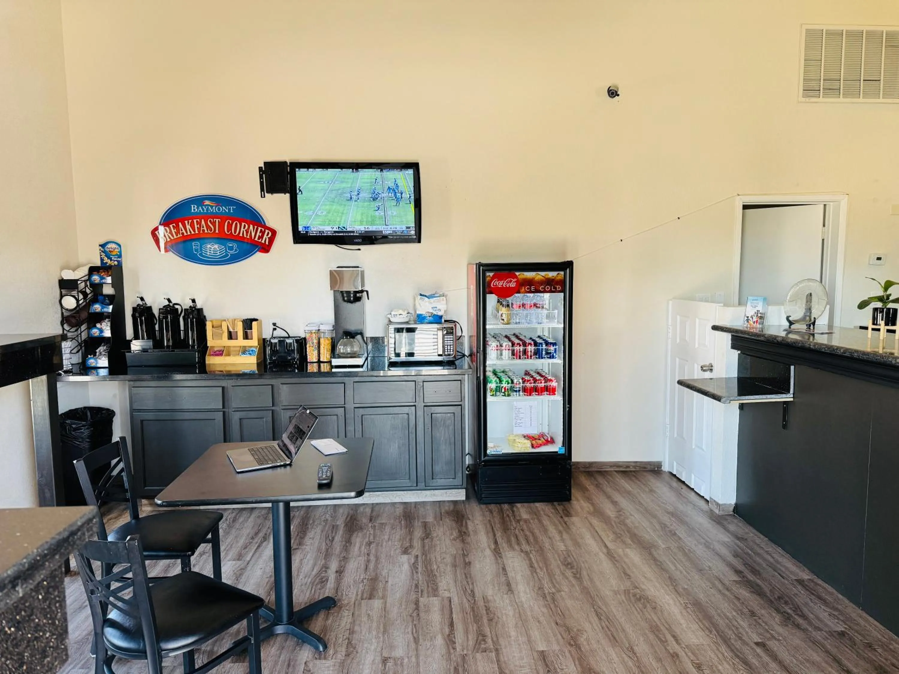 Coffee/tea facilities in Baymont by Wyndham Bakersfield
