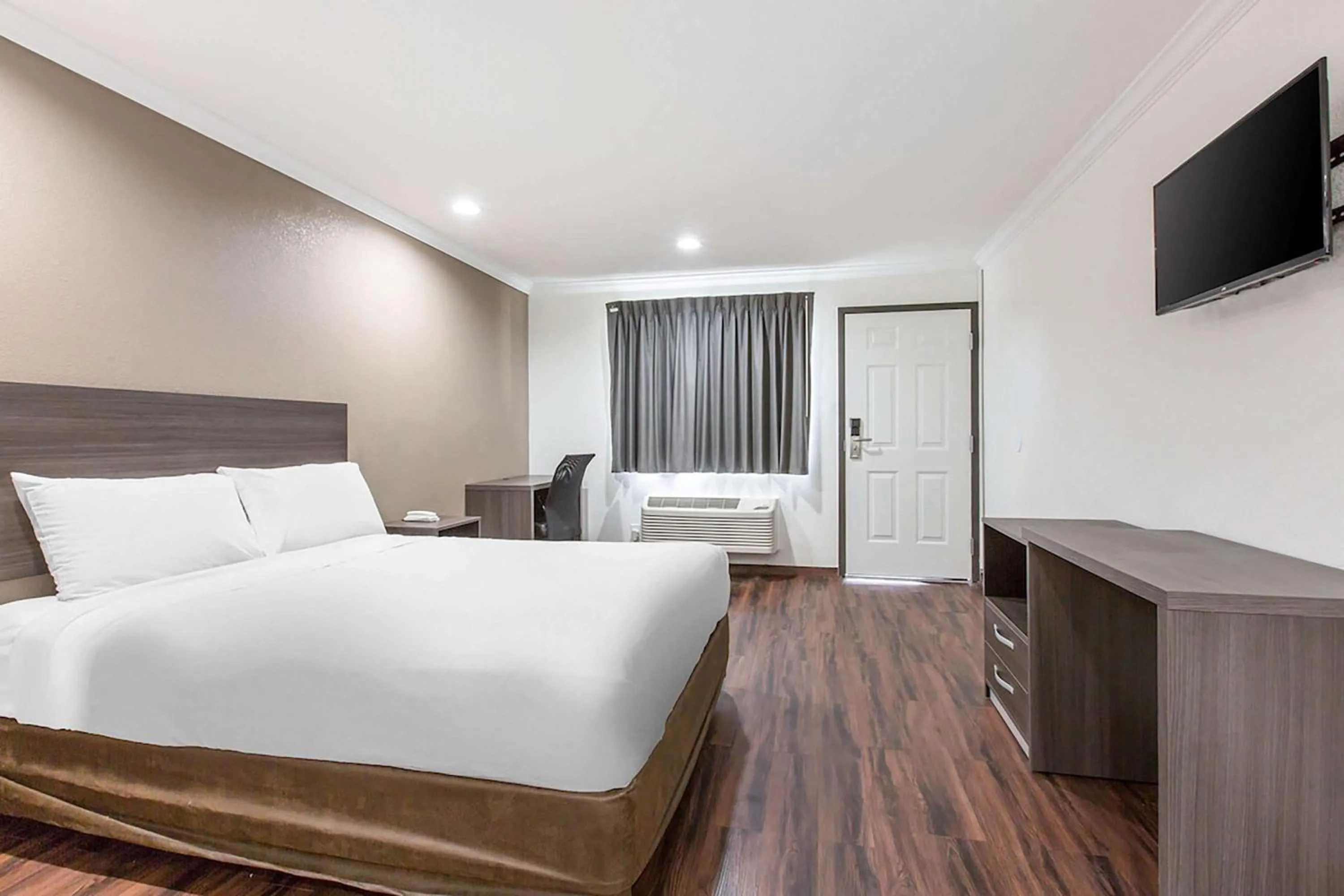 Photo of the whole room, Bed in Baymont by Wyndham Bakersfield