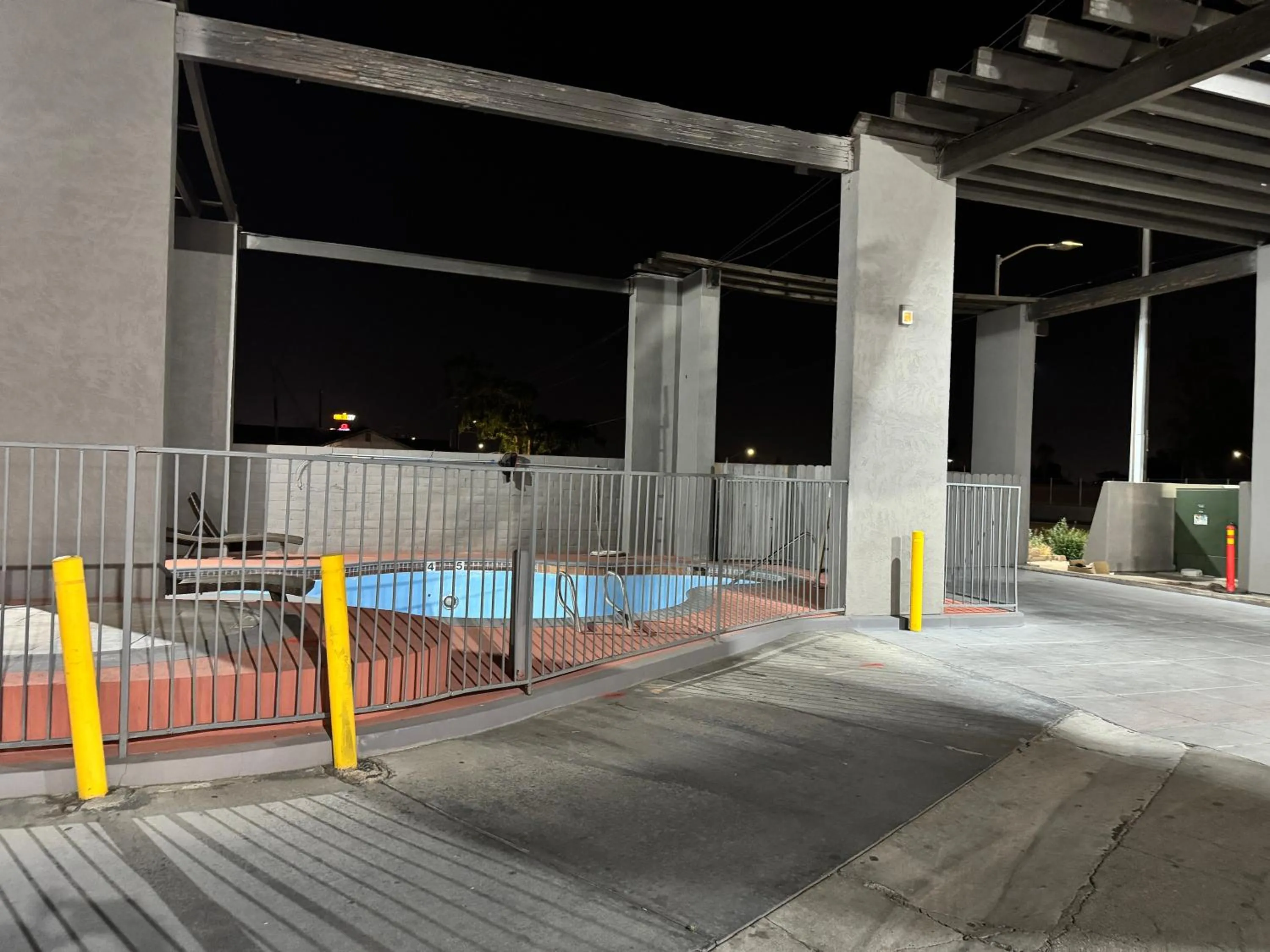 Swimming pool in Baymont by Wyndham Bakersfield