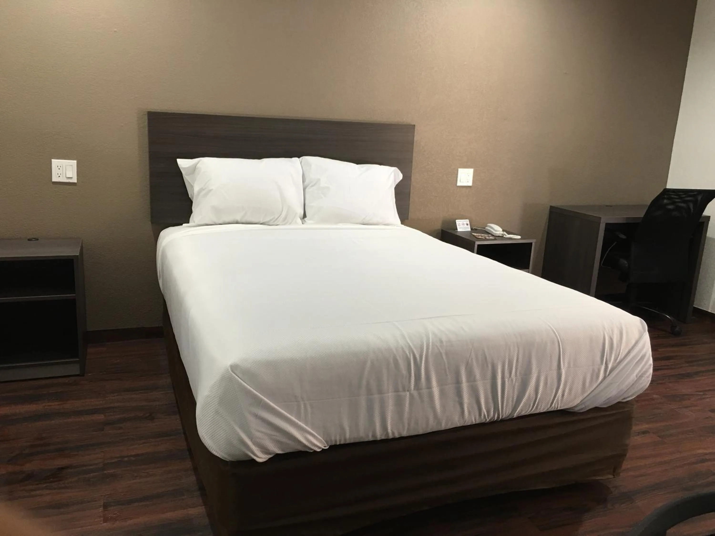 Bedroom, Bed in Baymont by Wyndham Bakersfield