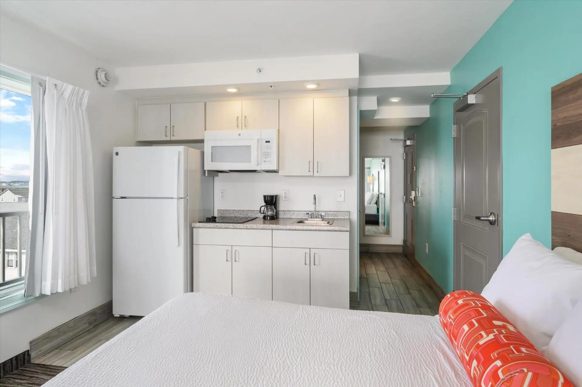 Kitchen or kitchenette, Bed in Monte Carlo Boardwalk / Oceanfront Ocean City