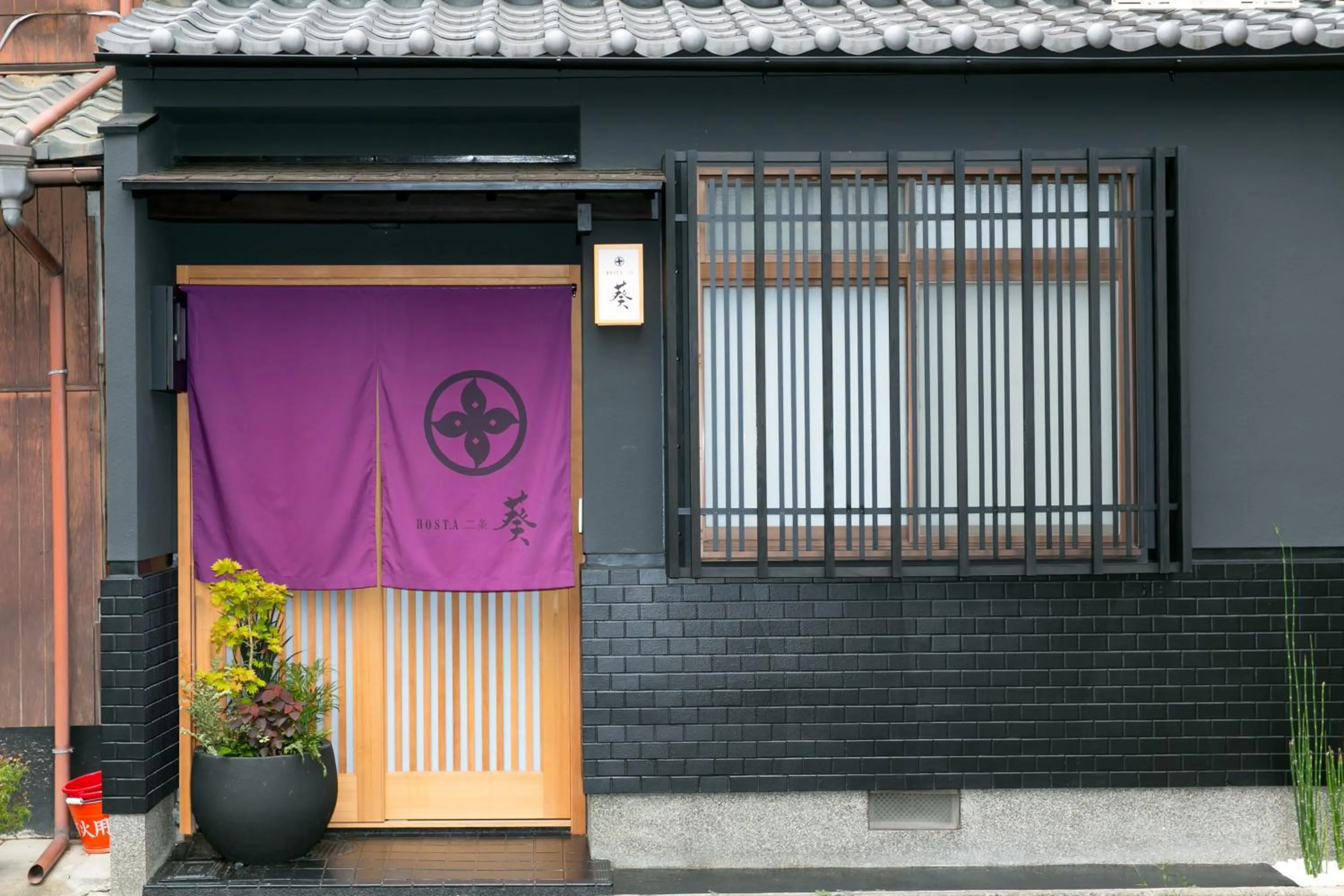 Facade/entrance in Hosta Nijo Aoi