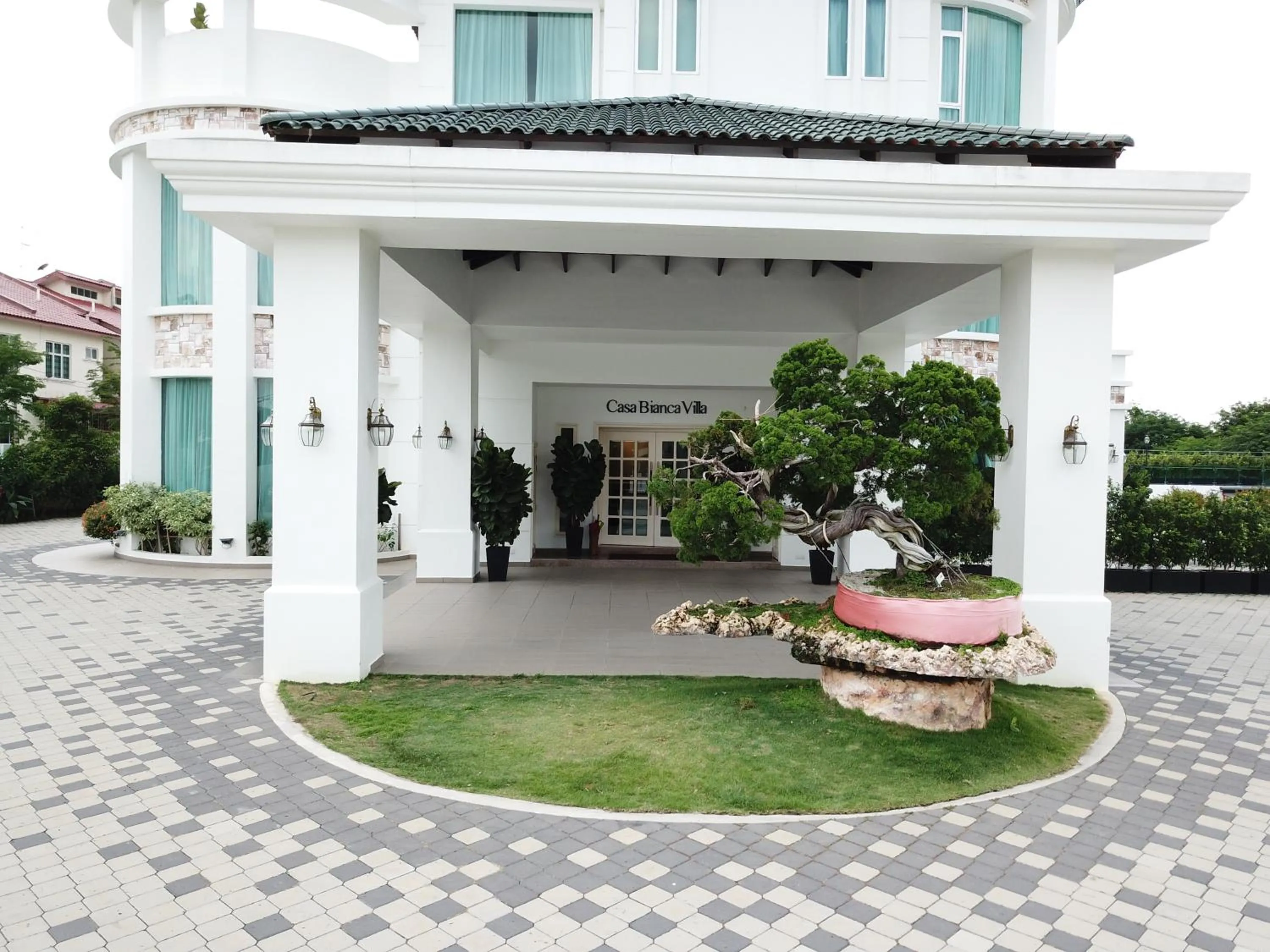 Facade/entrance in Casa Bianca