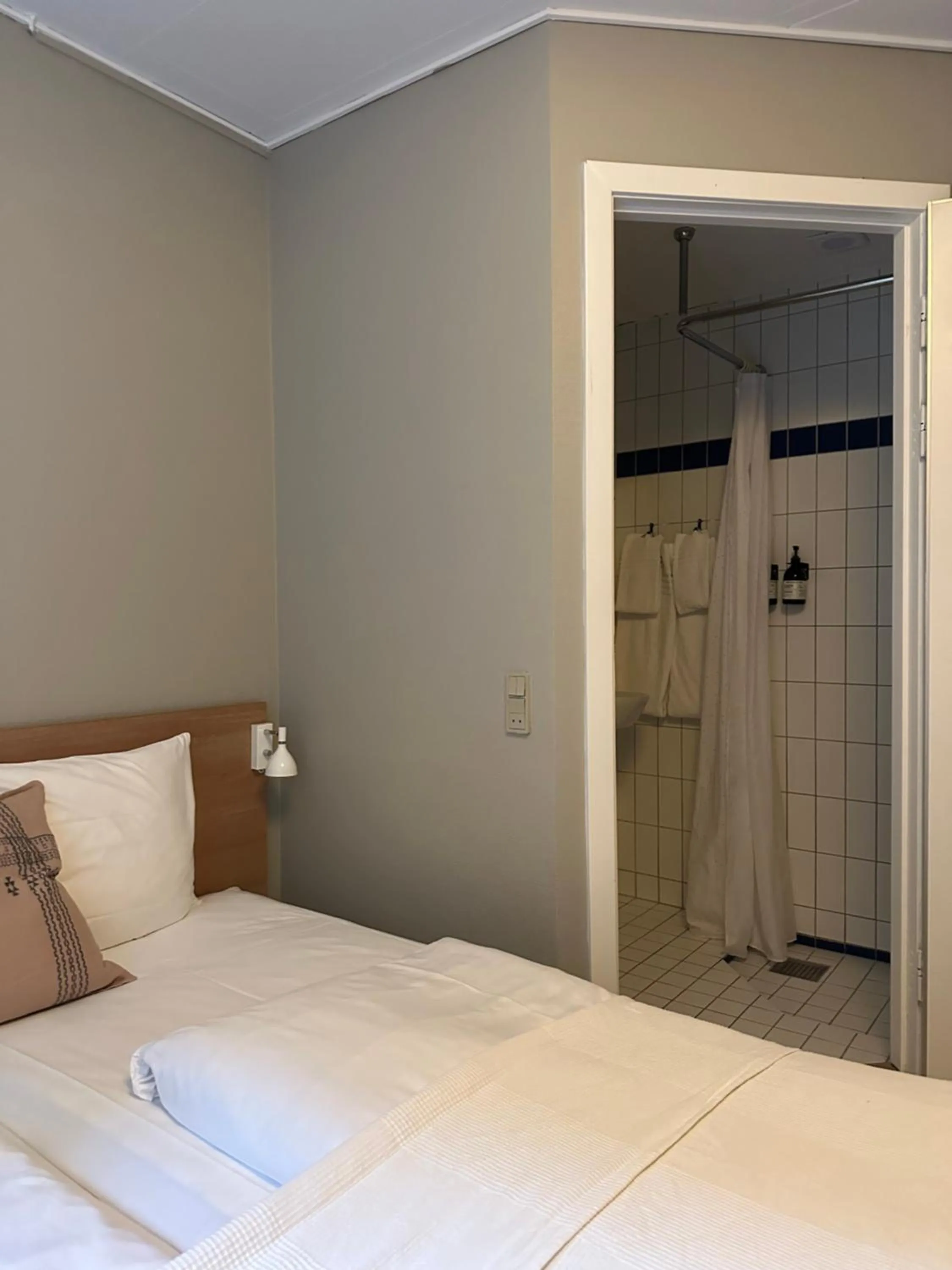 Shower, Bed in Savoy Hotel