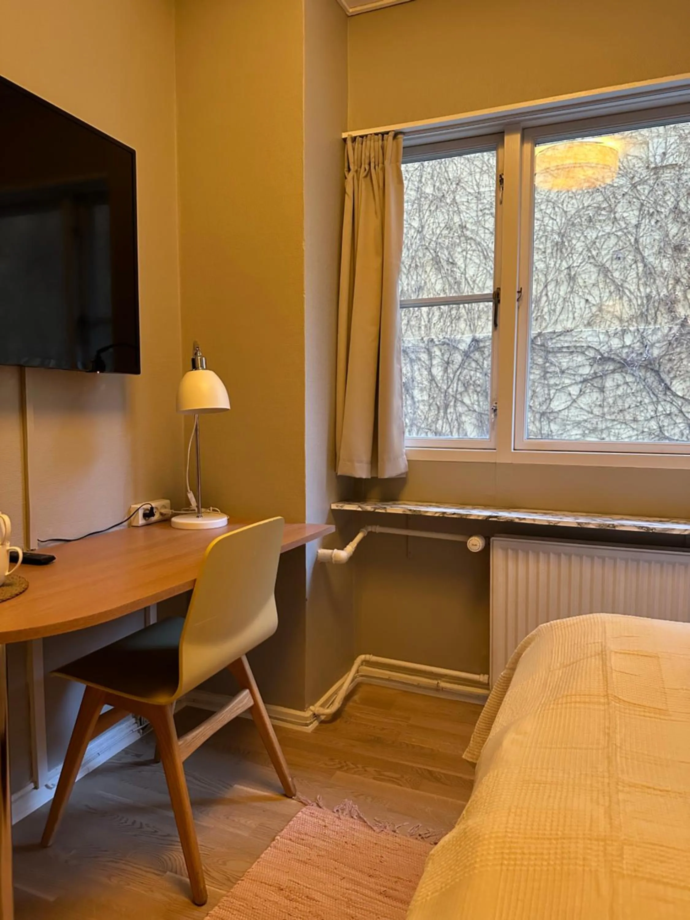 hair dresser, Bed in Savoy Hotel