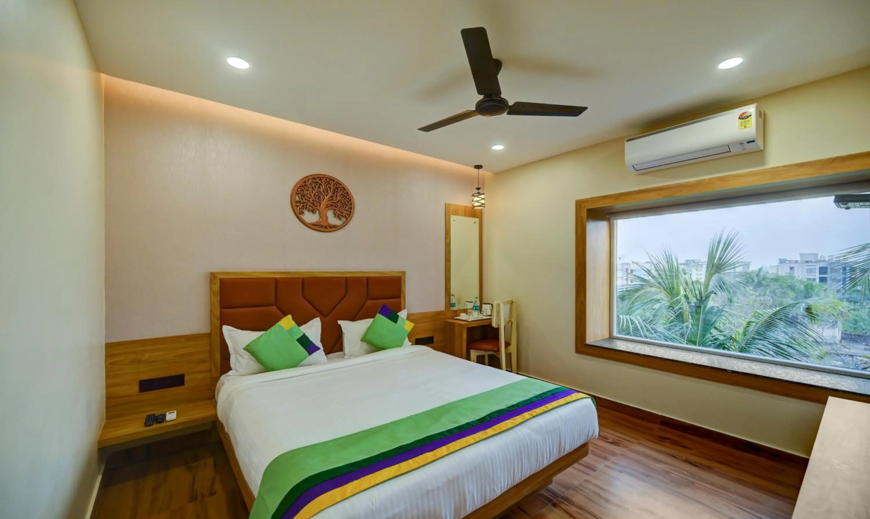 Bedroom, Bed in Treebo Aasma Downtown