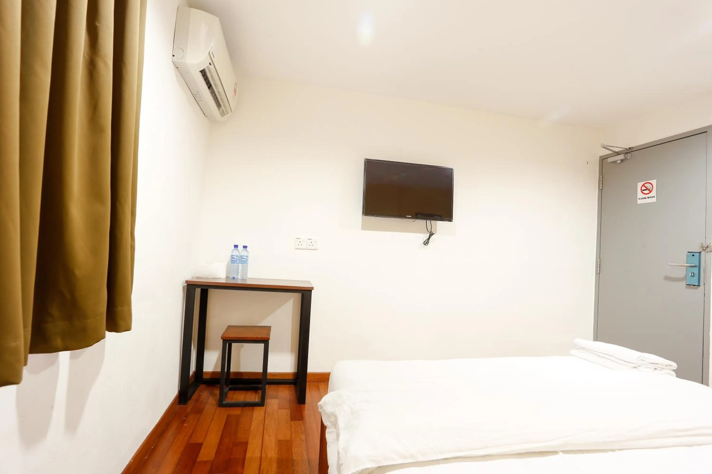 TV and multimedia, Bed in Lux Hotel