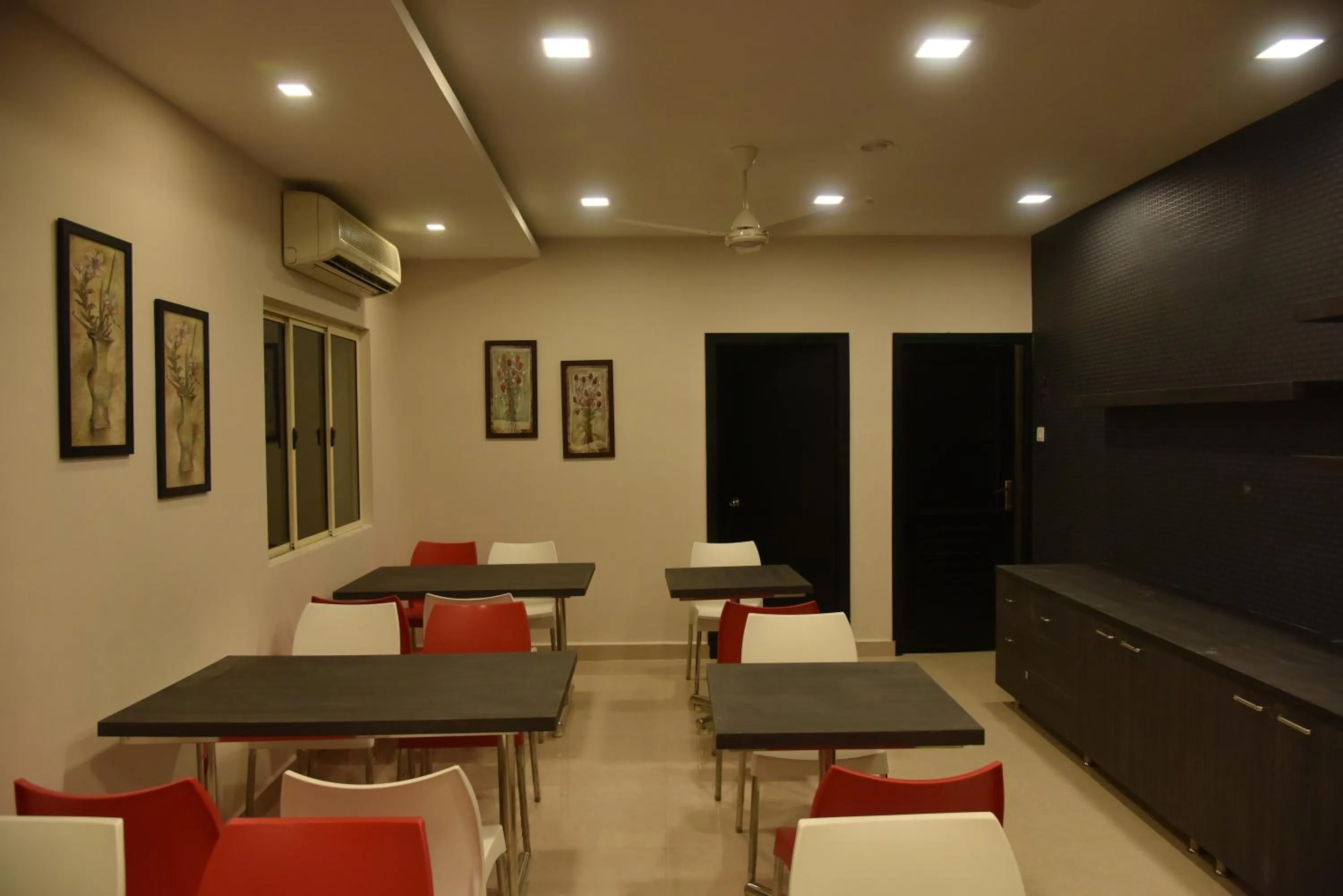 Restaurant/places to eat in Hotel White Park