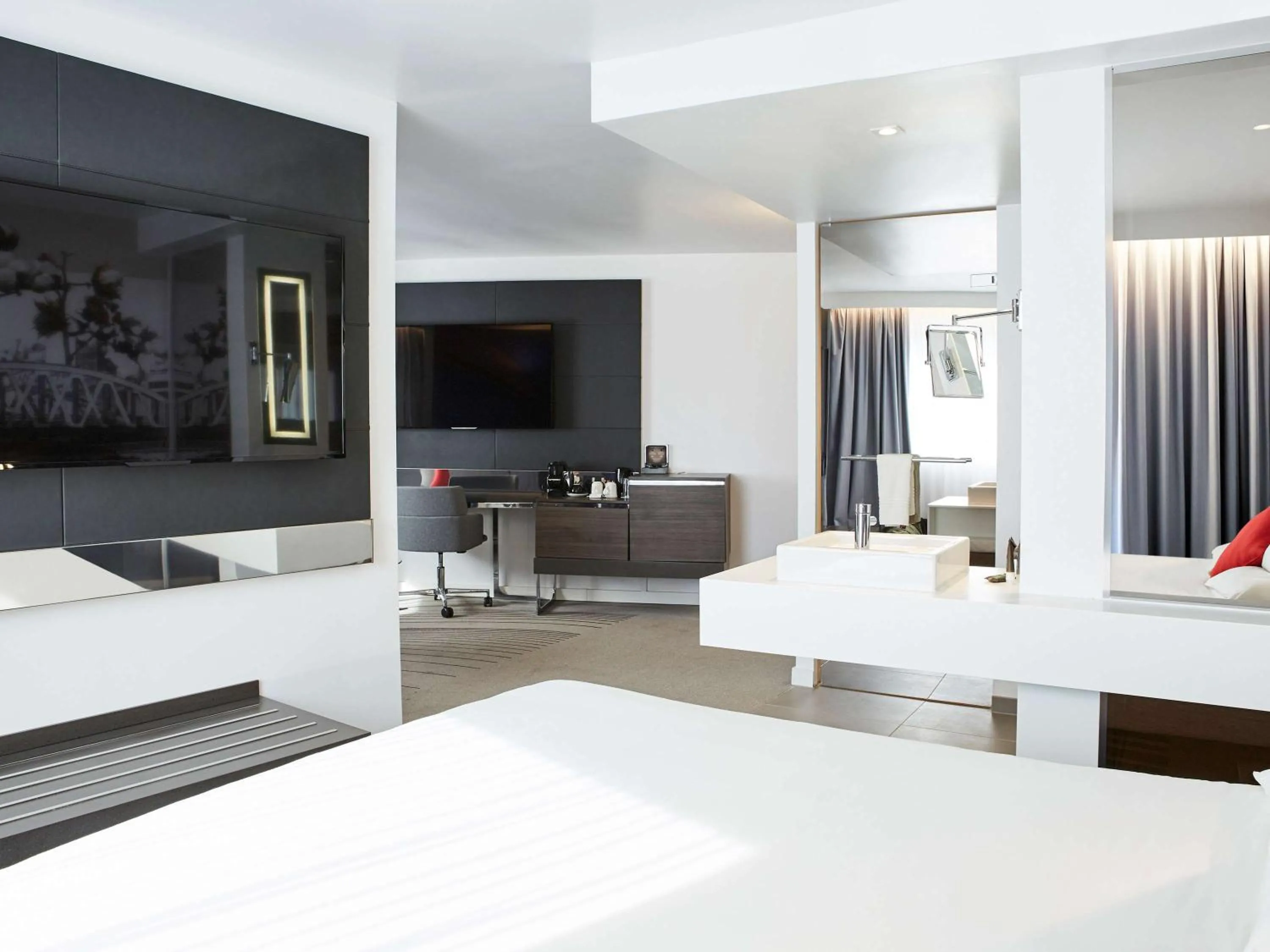 Photo of the whole room in Novotel Manchester Centre