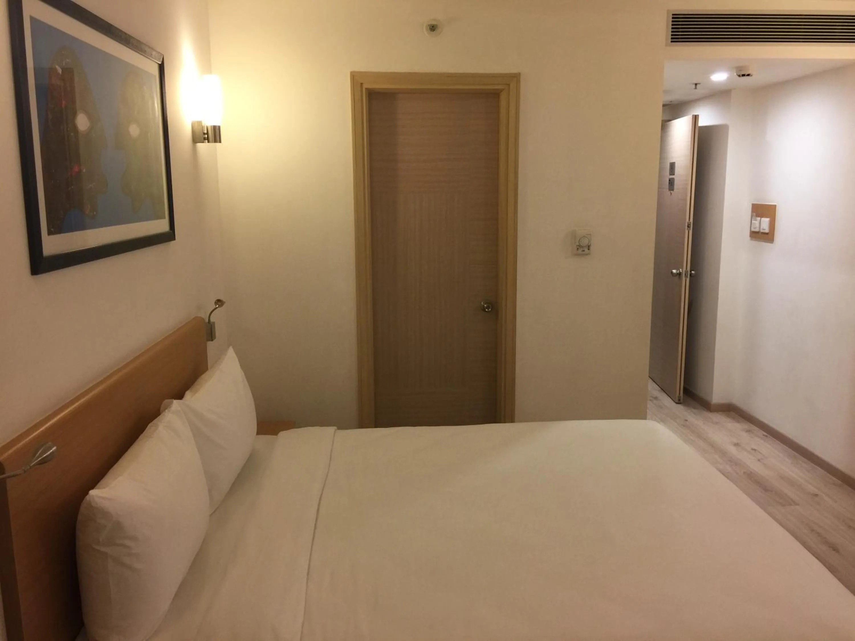 Photo of the whole room, Bed in Red Fox by Lemon Tree Hotels, Sector 60, Gurugram