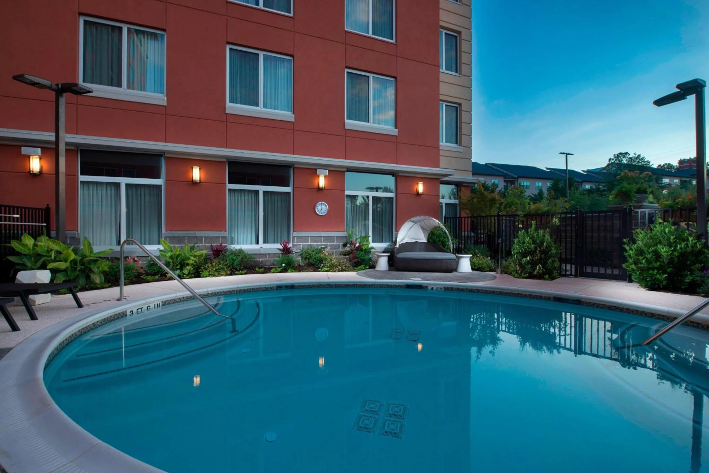 Swimming pool in Residence Inn Atlanta Perimeter Center Dunwoody