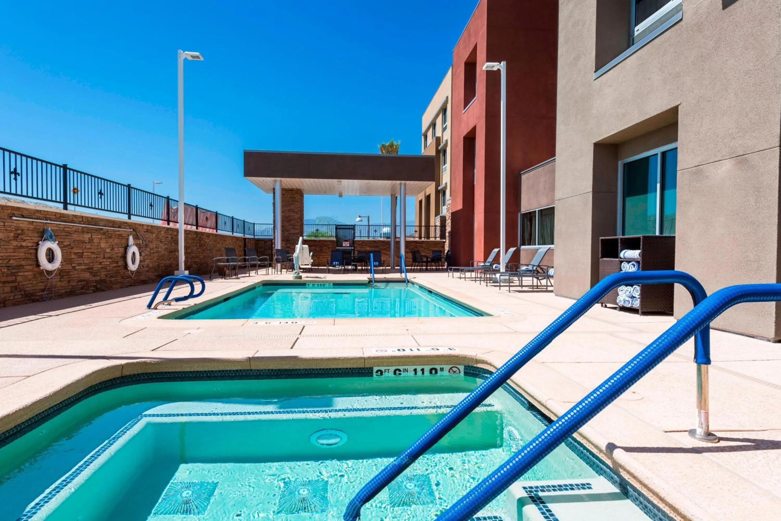 Swimming pool in Fairfield by Marriott Inn & Suites Palm Desert Coachella Valley