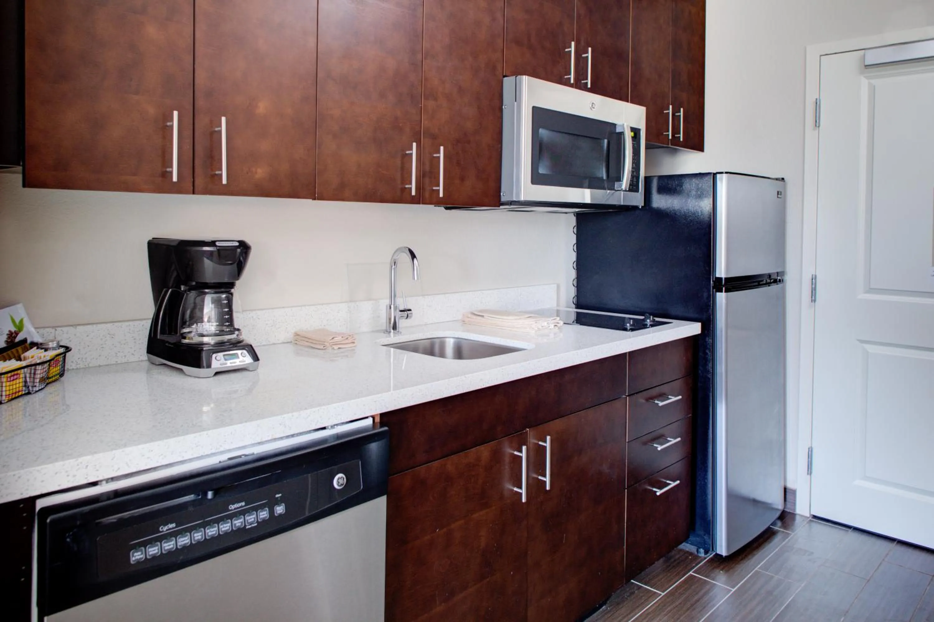 Coffee/tea facilities in TownePlace Suites by MarriottDetroit Canton