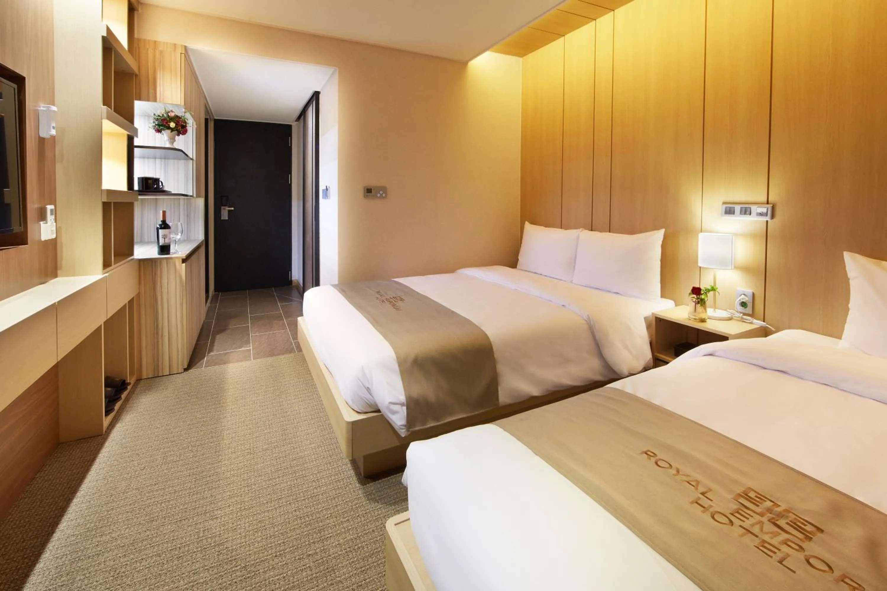 Bedroom, Bed in Royal Emporium Incheon Airport