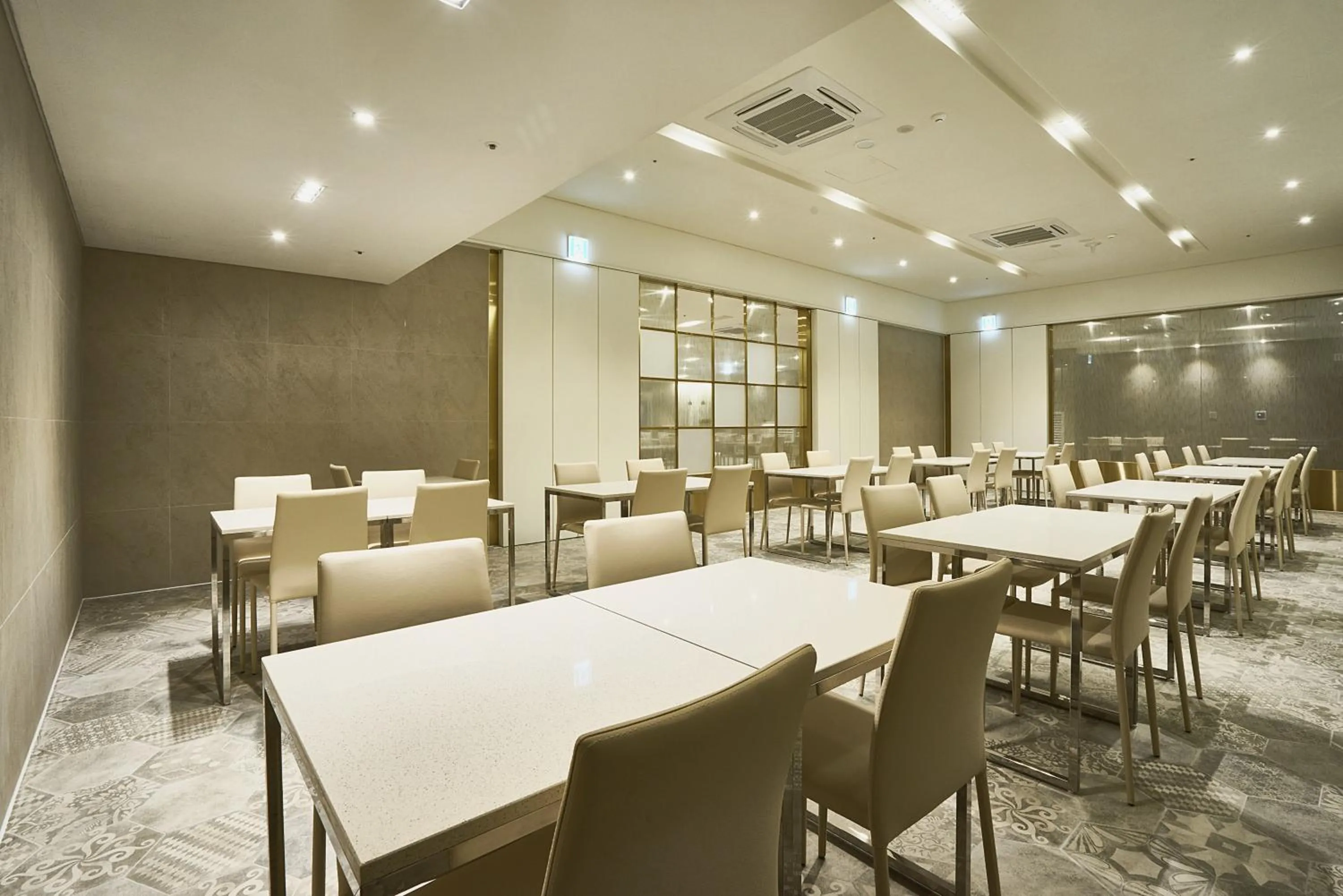 Restaurant/places to eat in Royal Emporium Incheon Airport